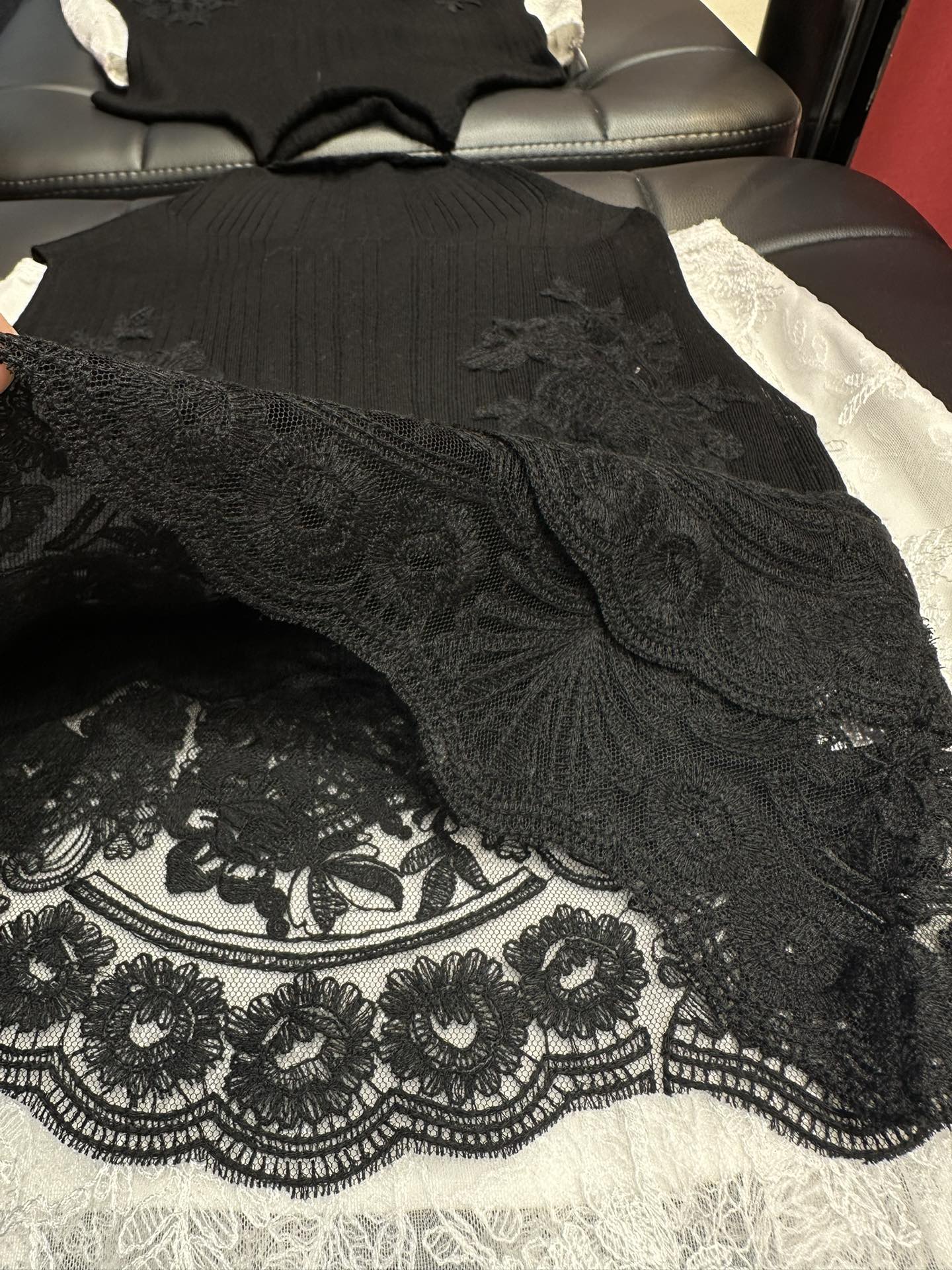 Luxury Italian Brand: Ermanno Scervino Lace Dress with Wool Embroidery Details - 图片 5