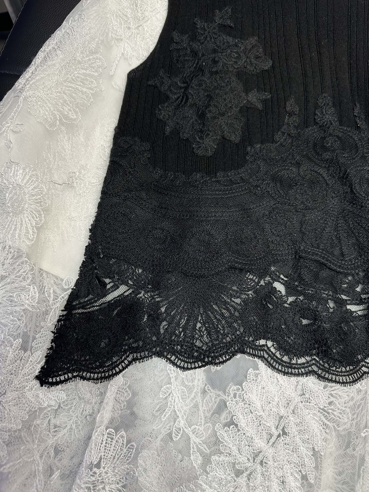 Luxury Italian Brand: Ermanno Scervino Lace Dress with Wool Embroidery Details - 图片 3