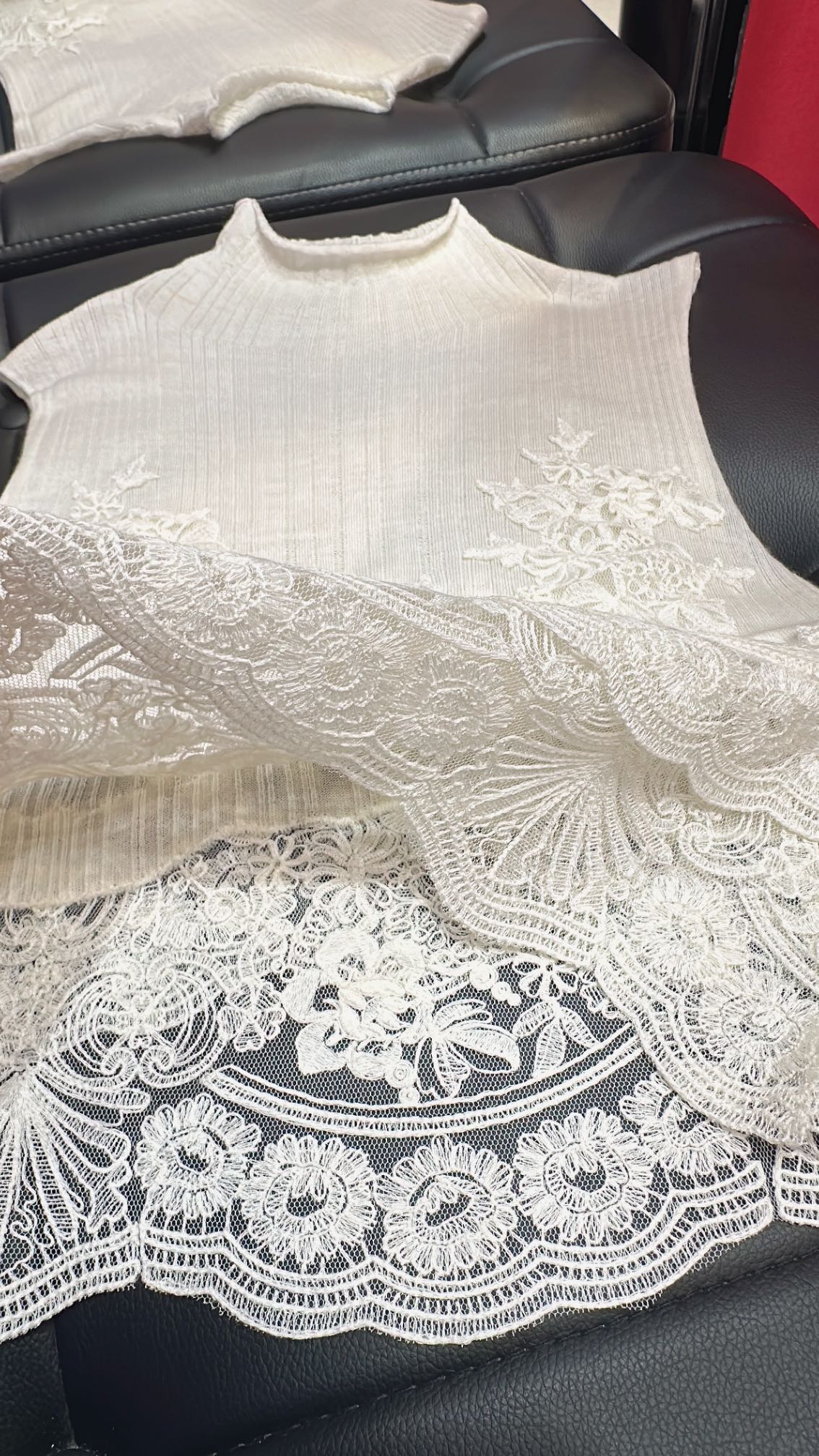 Luxury Italian Fashion Brand: Ermanno Scervino’s Lace King Dress with Wool Embroidery - 图片 3