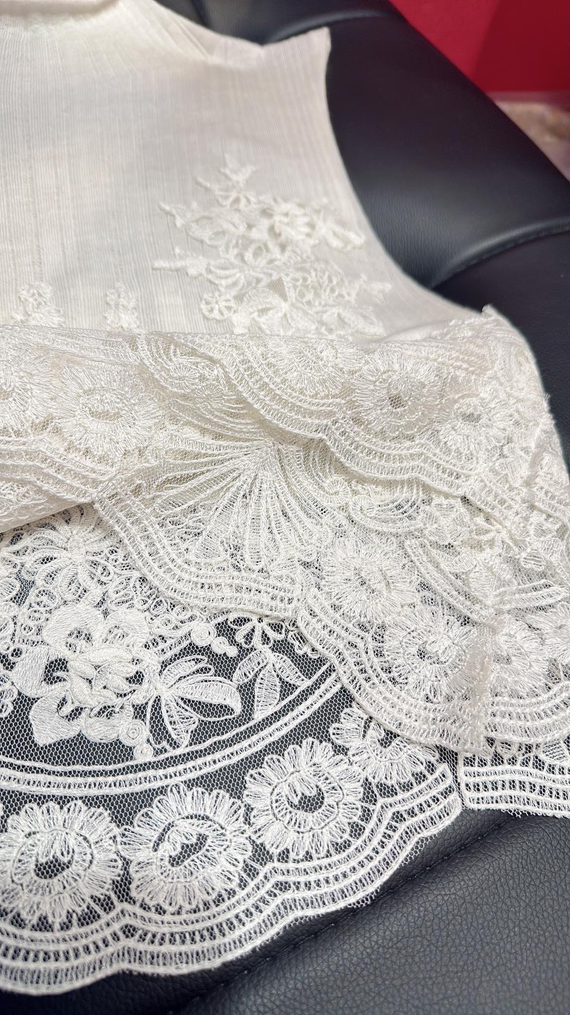 Luxury Italian Fashion Brand: Ermanno Scervino’s Lace King Dress with Wool Embroidery - 图片 4