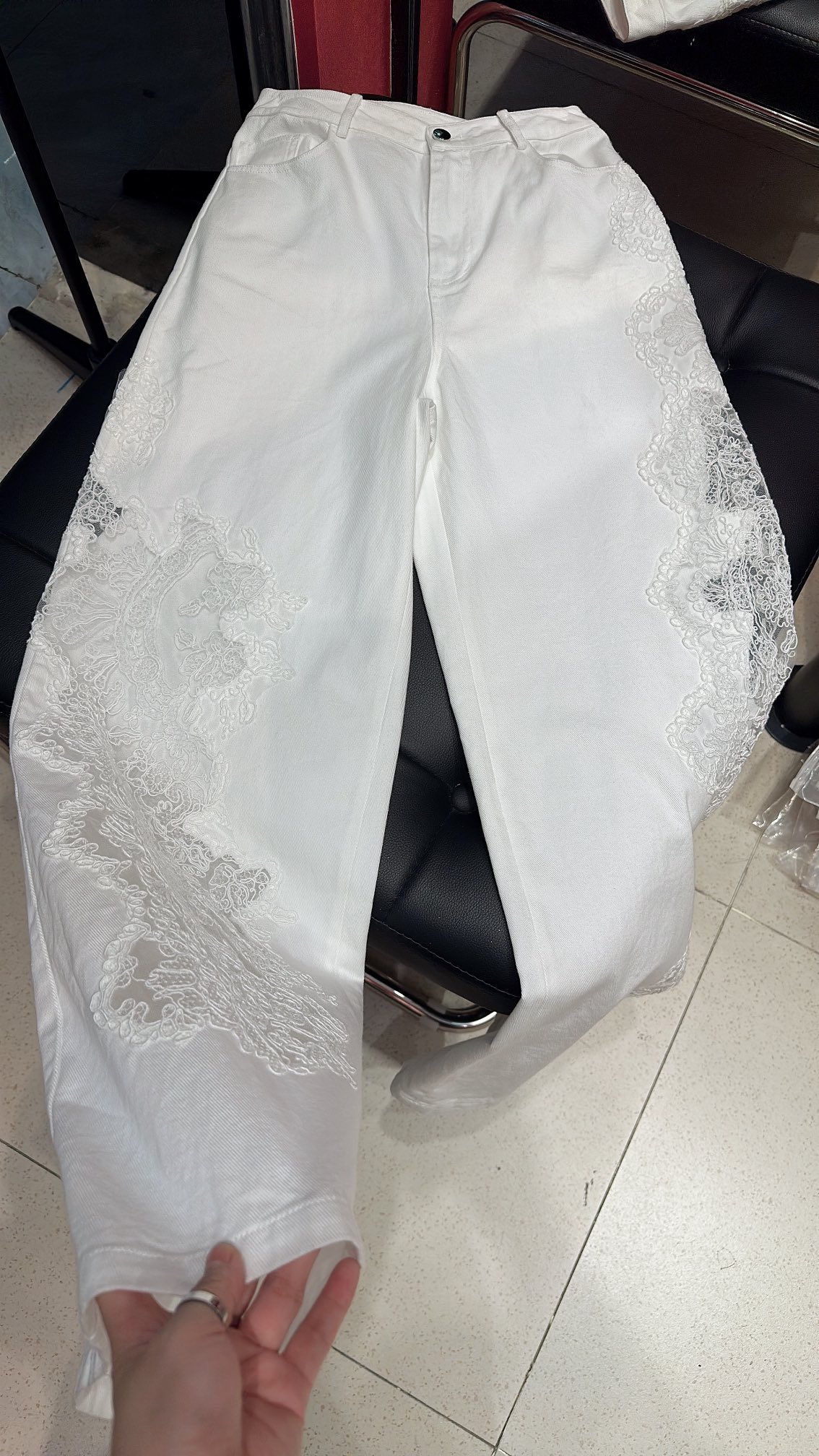 Luxury Italian Fashion Brand: Ermanno Scervino’s Lace-Embellished Women’s Suit (Size 38-42) - 图片 2
