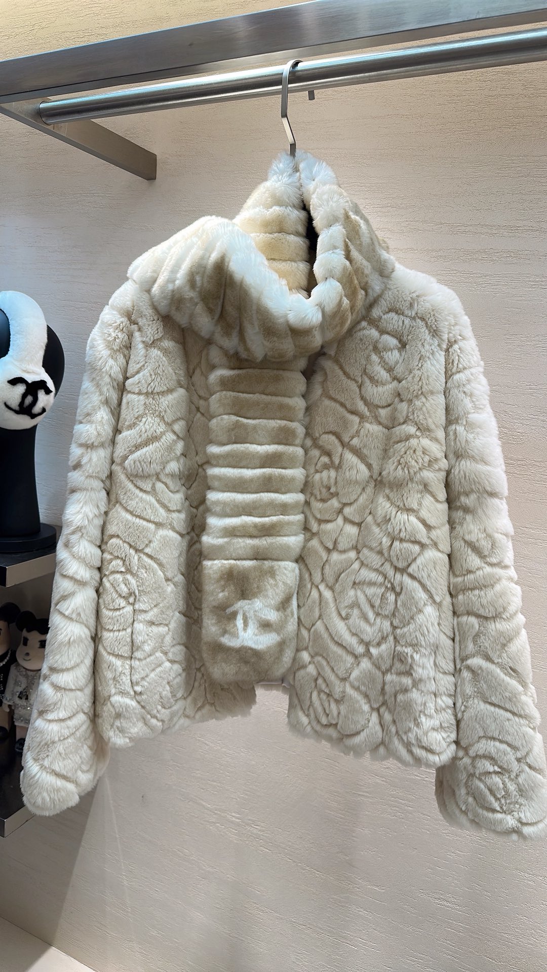 NO:676878,Chanel*25 new style autumn and winter series Rex rabbit velvet V-neck jacket size S M L, Chanel-clothing, chanel, chanel, jackets & coats,19860909Chanel*25新款上新 秋冬系列獭兔绒V领外套码数S M L,香奈儿-服装,chanel,chanel,jackets & coats,,Women's clothing