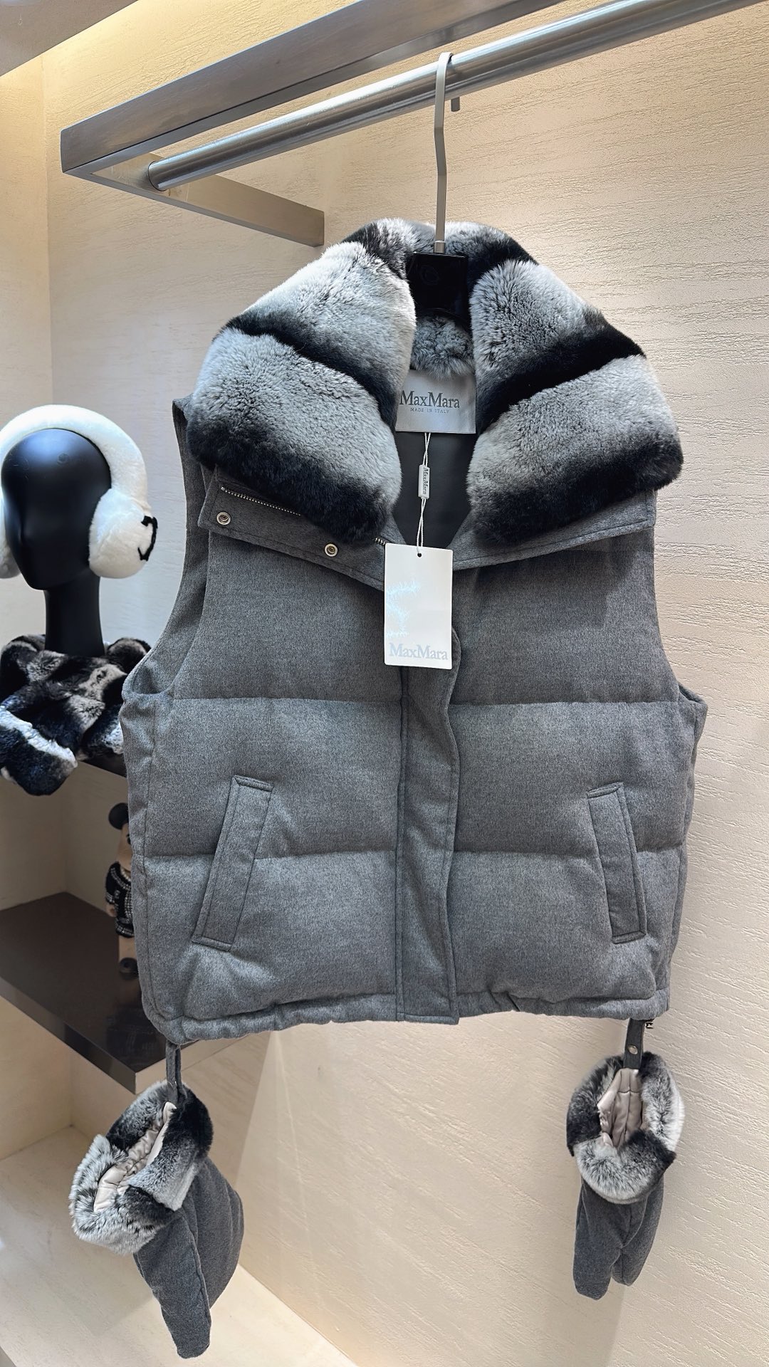 NO:676889,MaxMara*25 new model autumn and winter series gray goose down stitching gradient rex rabbit fur collar vest disassembly size S M L, MaxMara-clothing,19860909MaxMara*25新款上新 秋冬系列灰调鹅绒拼接渐变獭兔绒毛领马甲 拆卸 码数S M L,麦丝玛拉-服装,,Women's clothing