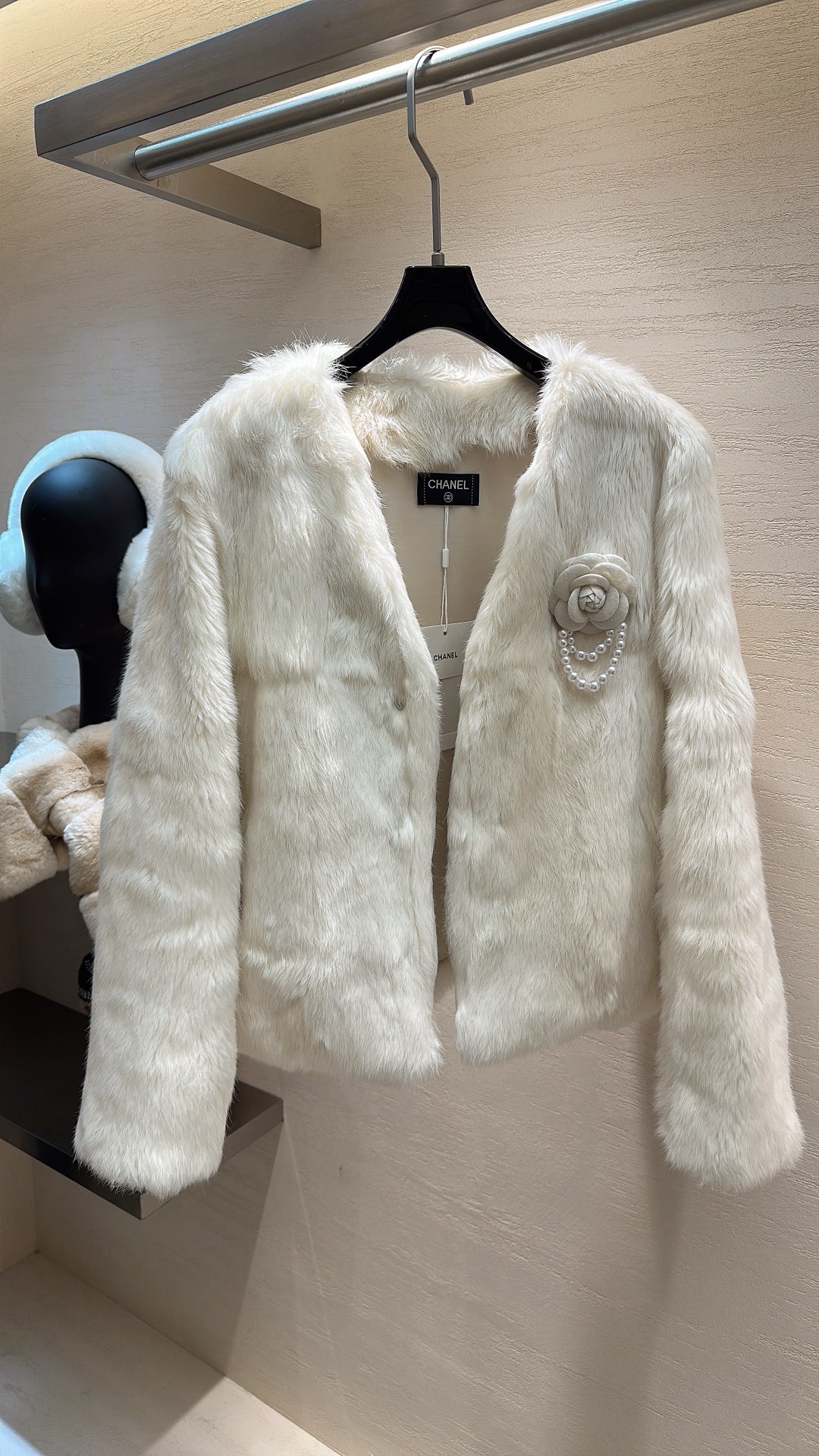 NO:689264,chanel*25 new model, autumn and winter series snow rabbit fur coat with camellia pearl brooch, length 55CM, size S M L, Chanel-clothing, chanel, chanel, jackets & coats, brooch, breastpin,19860909chanel*25新款上新 秋冬系列雪兔毛皮草外套 配山茶花珍珠胸针 衣长55CM 码数S M L,香奈儿-服装,chanel,chanel,jackets & coats,brooch，breastpin,,Women's clothing
