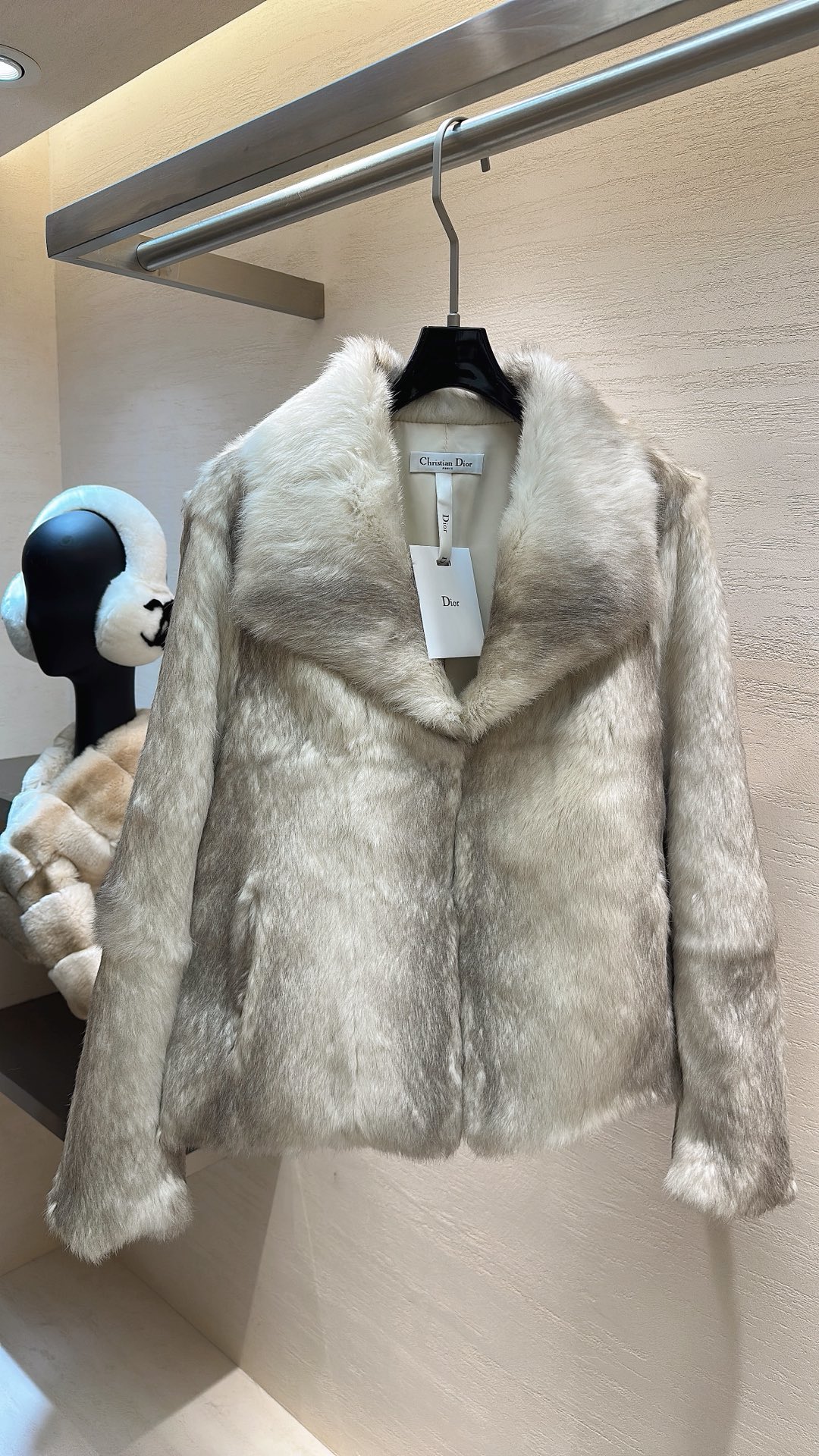 NO:689258,Dior*25 new style autumn and winter series gradient snow rabbit fur large lapel jacket, length 59cm, size SML, Dior-clothing, dior, dior, jackets & coats,19860909Dior*25新款上新 秋冬系列渐变雪兔毛大翻领外套 衣长59cm 码数SML,迪奥-服装,dior,dior,jackets & coats,,Women's clothing