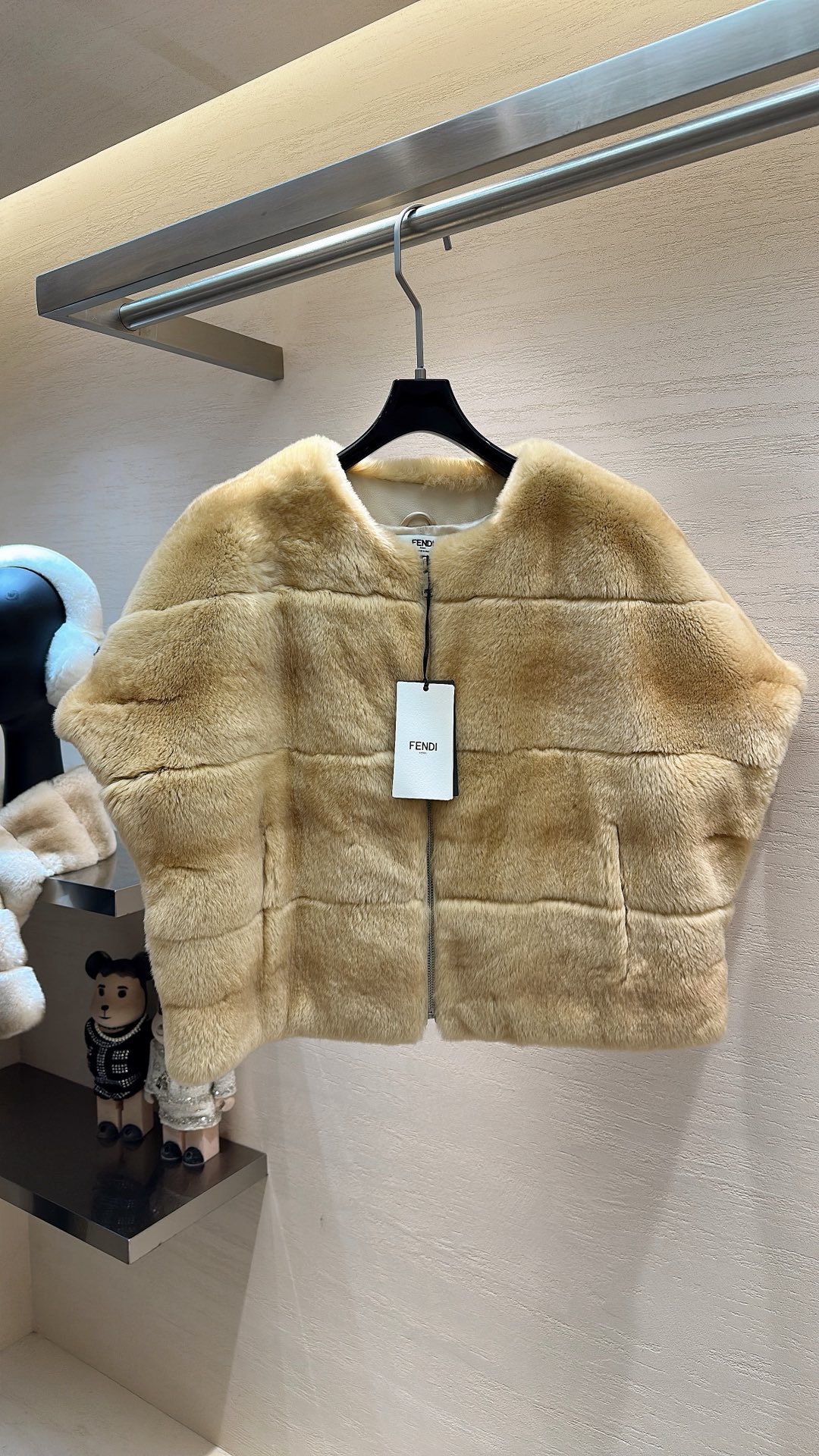 NO:689255,FENDI*25 new style autumn and winter series cape style fur zipper vest size S M L, Fendi-clothing, fendi, fendi,19860909FENDI*25新款上新 秋冬系列斗篷款皮草拉链马甲 码数S M L,芬迪-服装,fendi,fendi,,Women's clothing