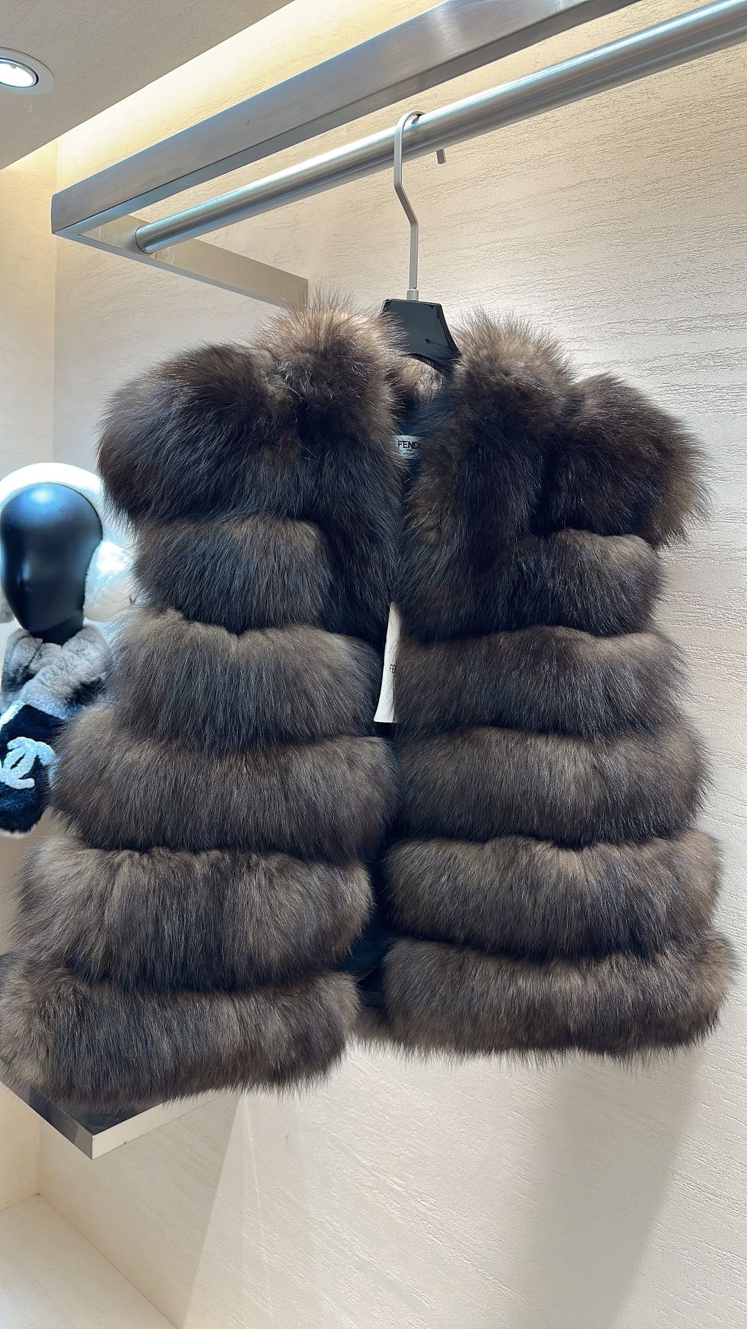 NO:689004,FENDI Hongfox fur vest has a luxurious texture, and the fluffy fur surface brings nobility. The layered design is unique, and the upper body instantly becomes the focus of winter. It has a strong grasp of high-end fashion. It is worn with an accent and has an exquisite aura unique to luxury goods. Size S M L, Fendi-clothing, fendi, fendi,19860909FENDI 弘狐皮草马甲,质感奢华,蓬松毛面自带贵气.叠层设计别致,上身秒变冬日焦点,把高阶时髦狠狠拿捏,穿的是腔调,更是奢侈品独有的精致气场 码数S M L,芬迪-服装,fendi,fendi,,Women's clothing
