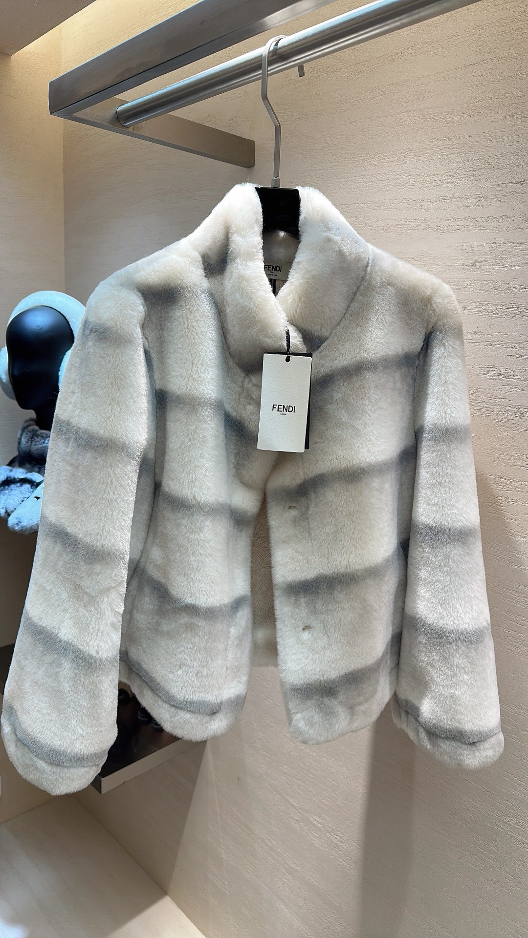NO:689014,FENDI eco-friendly fur coat, soft and waxy at the end. It outlines a luxurious silhouette with classic stripes. The short cut is suitable for a variety of styles. It is the king of winter jerseys. Size SML, Fendi-clothing, fendi, fendi, jackets & coats,19860909FENDI 环保毛外套 ,之后软软糯糯 以经典条纹勾勒奢华轮廓,短款剪裁适配多元风格,是冬日战袍里的王炸单品码数SML,芬迪-服装,fendi,fendi,jackets & coats,,Women's clothing