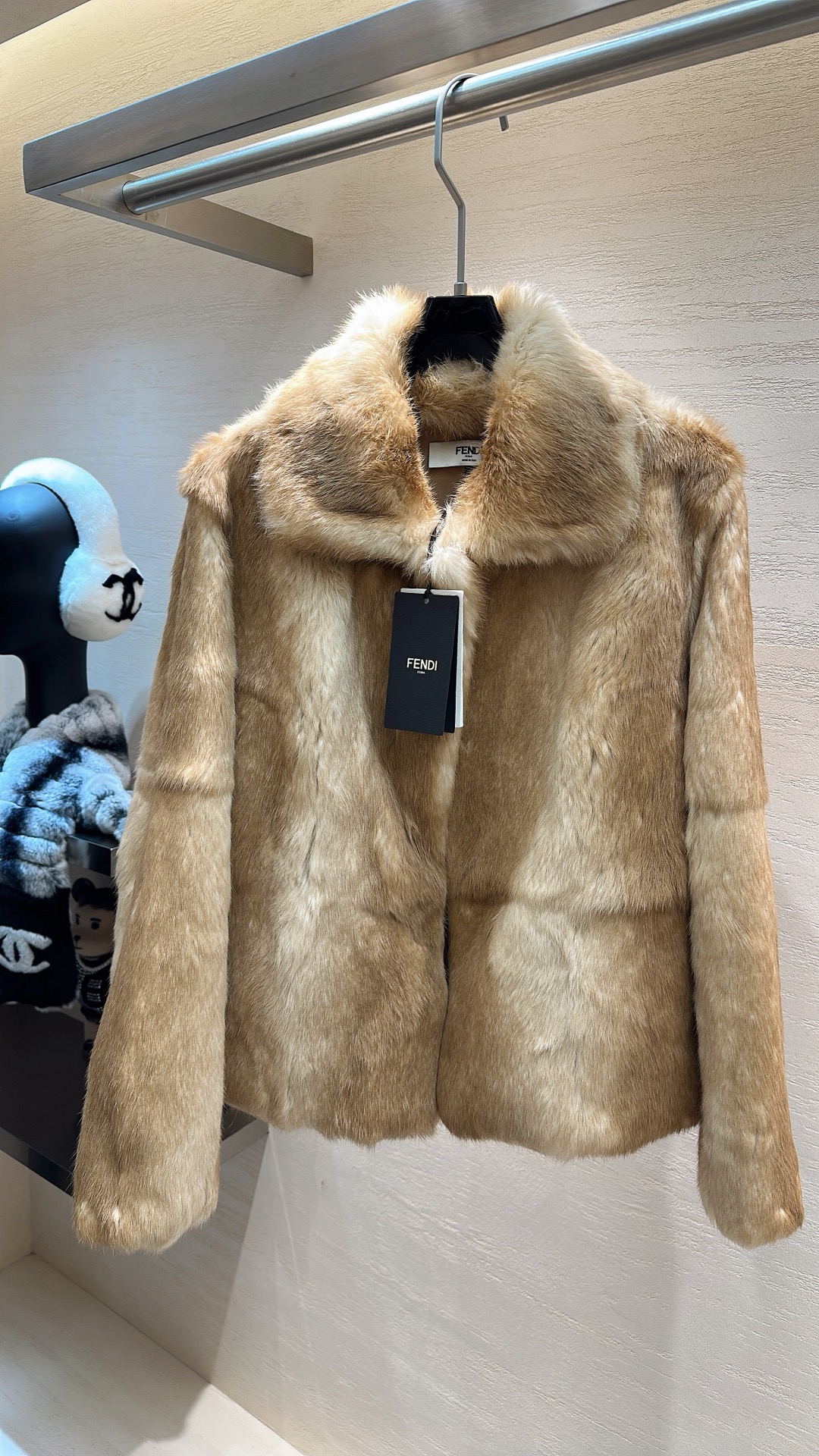 NO:689265,FEND*25 new model, autumn and winter series snow rabbit fur lapel jacket, length 58Cm, size S M L, Fendi-clothing, fendi, fendi, jackets & coats,19860909FEND*25新款上新 秋冬系列雪兔毛翻领外套 衣长58Cm 码数S M L,芬迪-服装,fendi,fendi,jackets & coats,,Women's clothing