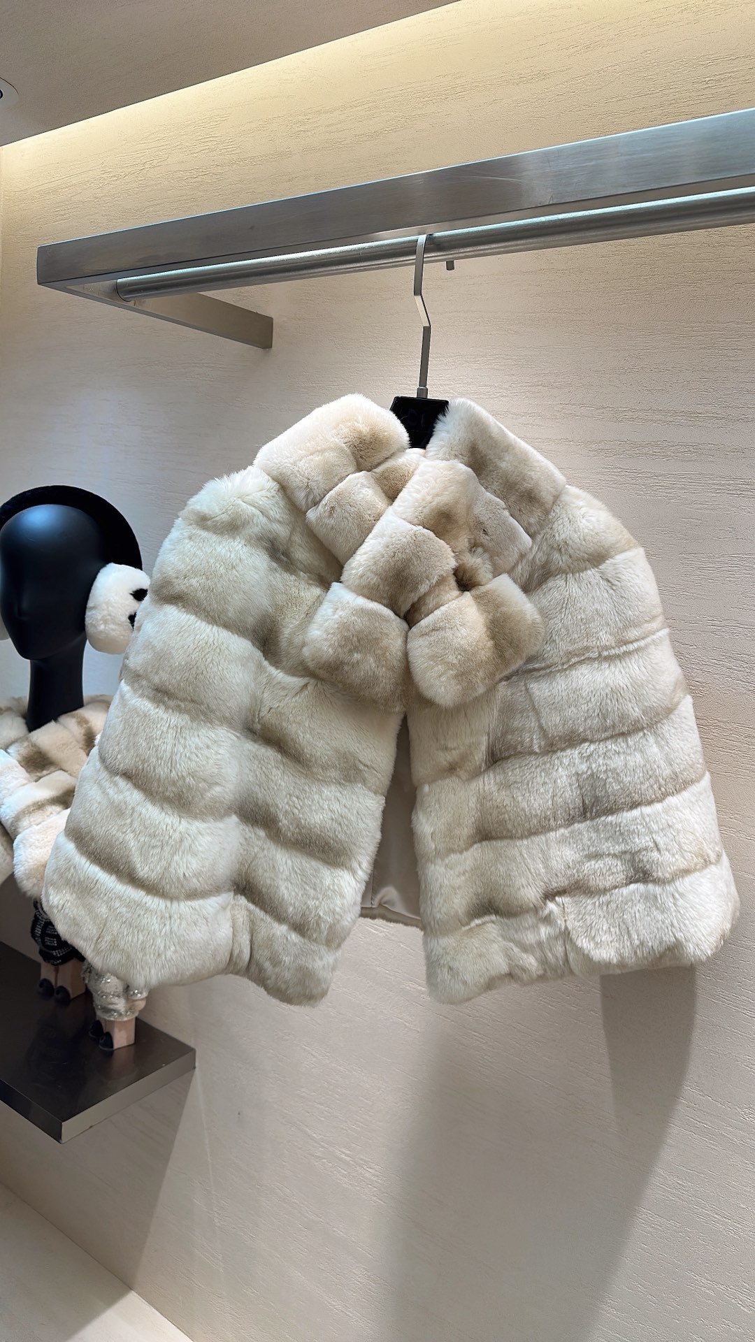 NO:689251,MaxMara*25 new style autumn and winter series Rex rabbit fur shawl Size S M L, MaxMara-clothing, shawls,19860909MaxMara*25新款上新 秋冬系列獭兔绒皮草披肩 码数S M L,麦丝玛拉-服装,shawls,,Women's clothing