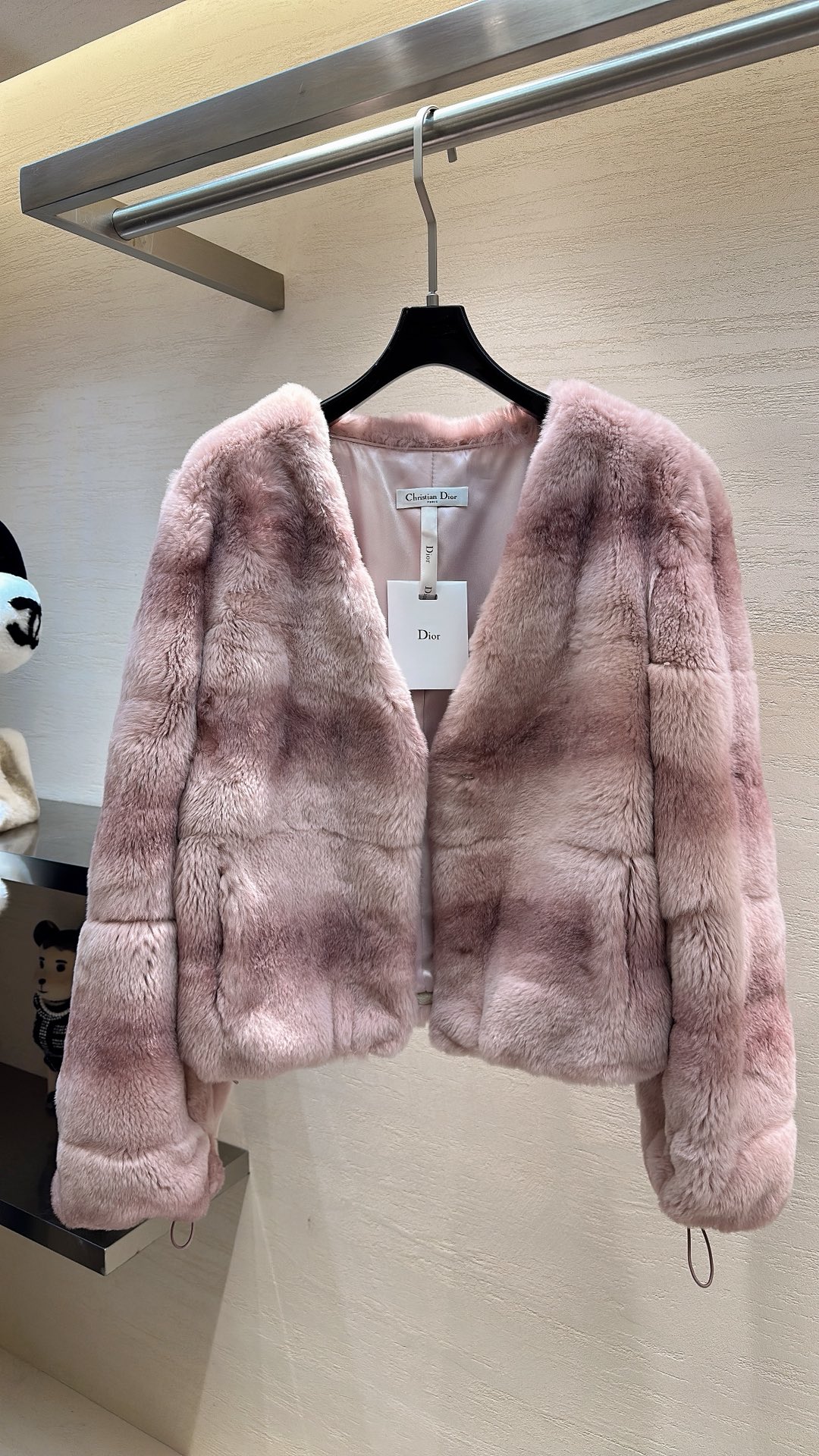 NO:689272,Dior*25 new style autumn and winter series Rex rabbit fur V-neck jacket Size S M L, Dior-clothing, dior, dior, jackets & coats,19860909Dior*25新款上新 秋冬系列獭兔毛皮草V领外套 码数S M L,迪奥-服装,dior,dior,jackets & coats,,Women's clothing