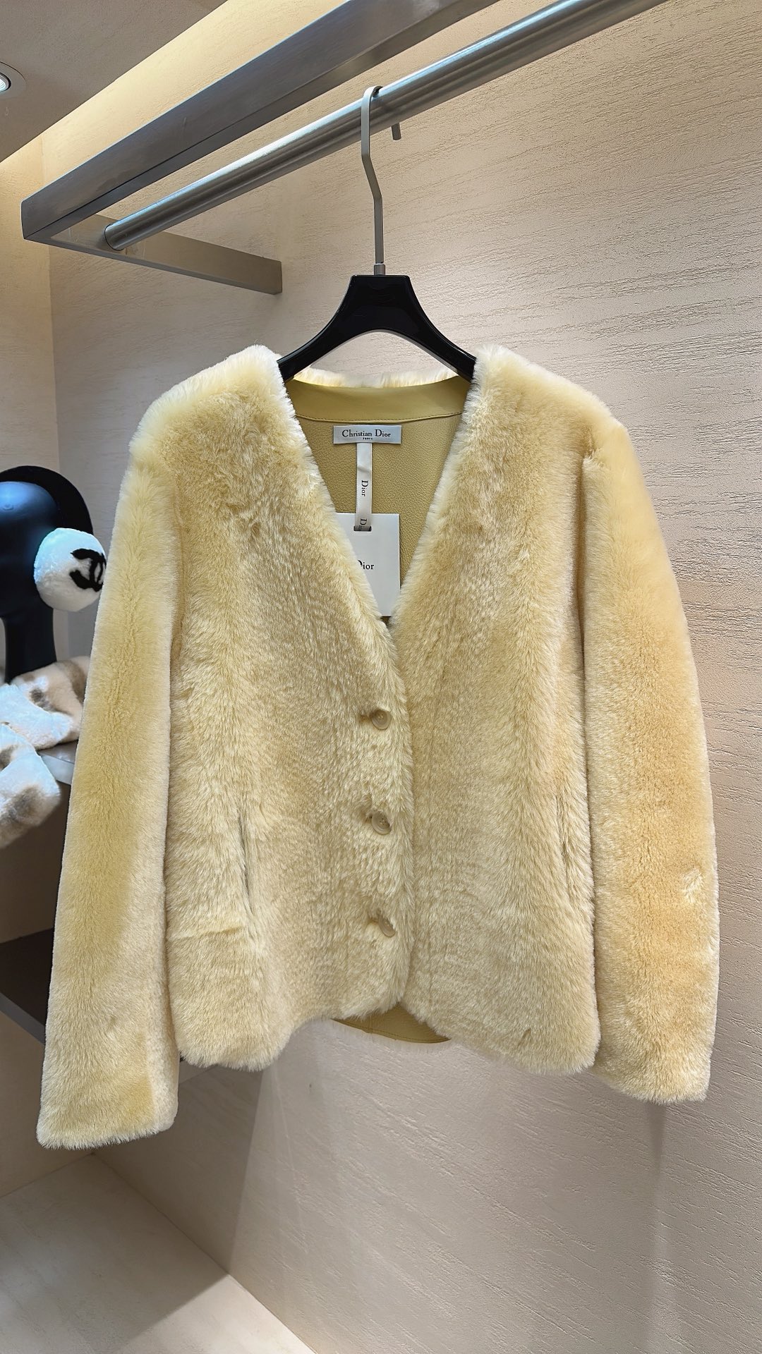 NO:689008,Dior's merino fur is integrated, and the word 'luxury' is engraved into every inch of the texture. It is made of yellow apricot wool on the outside and sheepskin on the inside. It has a high-grade touch when worn close to the body. The V-neck + button design is simple to the extreme, but it hides a sense of 'expensive at first sight'. It looks like it comes with its own filter when worn with everything. Wear it in winter and walk with a 'low-key luxury' aura. It is a perfect dressing mirror ~ Size S M L  XL,Dior-clothing,dior,dior,sheepskin,19860909Dior 美丽奴皮毛一体,把“奢”字刻进每寸肌理 外面是黄杏色羊毛 内里绵羊皮贴身穿都是高级触感 V领+纽扣设计,简约到极致,却藏着“一眼贵”的松弛感,搭什么都像自带滤镜,冬日穿上它,走路都带「低调的奢华」气场,妥妥的穿搭品味照妖镜～码数S M L XL,迪奥-服装,dior,dior,sheepskin,,Women's clothing