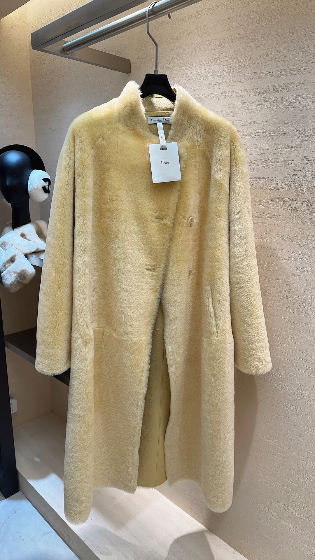 NO:689011,Christian Dior's merino fur one-piece coat emits a winter atmosphere in a soft creamy yellow. The blend of native fur and genuine leather lining is a luxurious gift from nature. The stand-up collar design adds a bit of coolness, and a single button on the slanted placket breaks the dullness. The long silhouette seems to hide both gentleness and aura. Every inch of plush is full of high-end texture. Wear it and become an island of elegance in the hustle and bustle, interpreting the unique fur narrative of Dior. Size S M L  XL,Dior-clothing,dior,dior,19860909Christian Dior 美丽奴皮毛一体大衣,以柔和奶油黄晕染冬日氛围,原生皮草与真皮内里交融,是自然馈赠的奢宠.立领设计添几分飒爽,斜襟一粒扣打破沉闷,长款廓形似将温柔与气场一同裹藏,每寸毛绒都流淌着高级质感,穿上它,于喧嚣中自成优雅孤岛,诠释独属Dior 的皮草叙事 .码数S M L XL,迪奥-服装,dior,dior,,Women's clothing