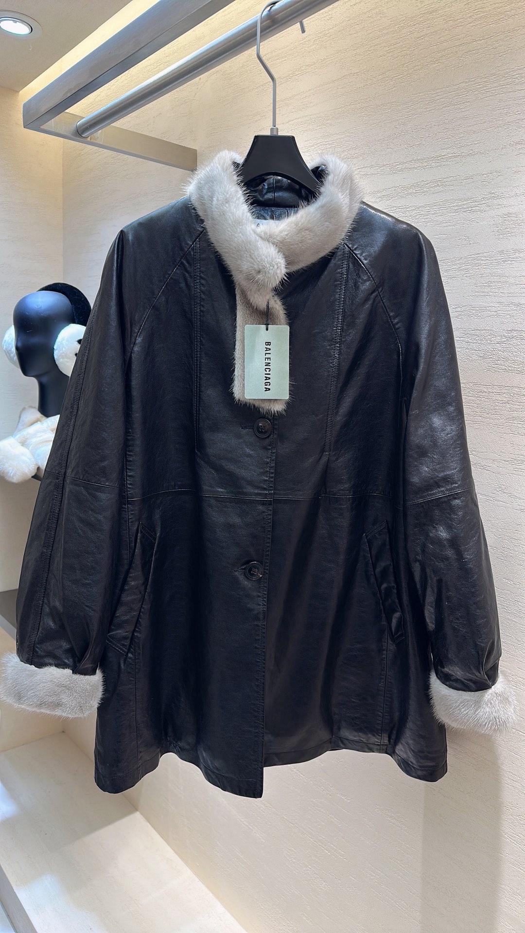 NO:676897,Balenciaga*25 new style autumn and winter series high-definition leather goose down splicing mink fur collar jacket size S M L XL, Balenciaga-clothing, balenciaga, balenciaga, jackets & coats, down jacket,19860909Balenciaga*25新款上新 秋冬系列高定皮鹅羽绒拼接水貂毛领外套 码数S M L XL,巴黎世家-服装,balenciaga,balenciaga,jackets & coats,down jacket,,Women's clothing