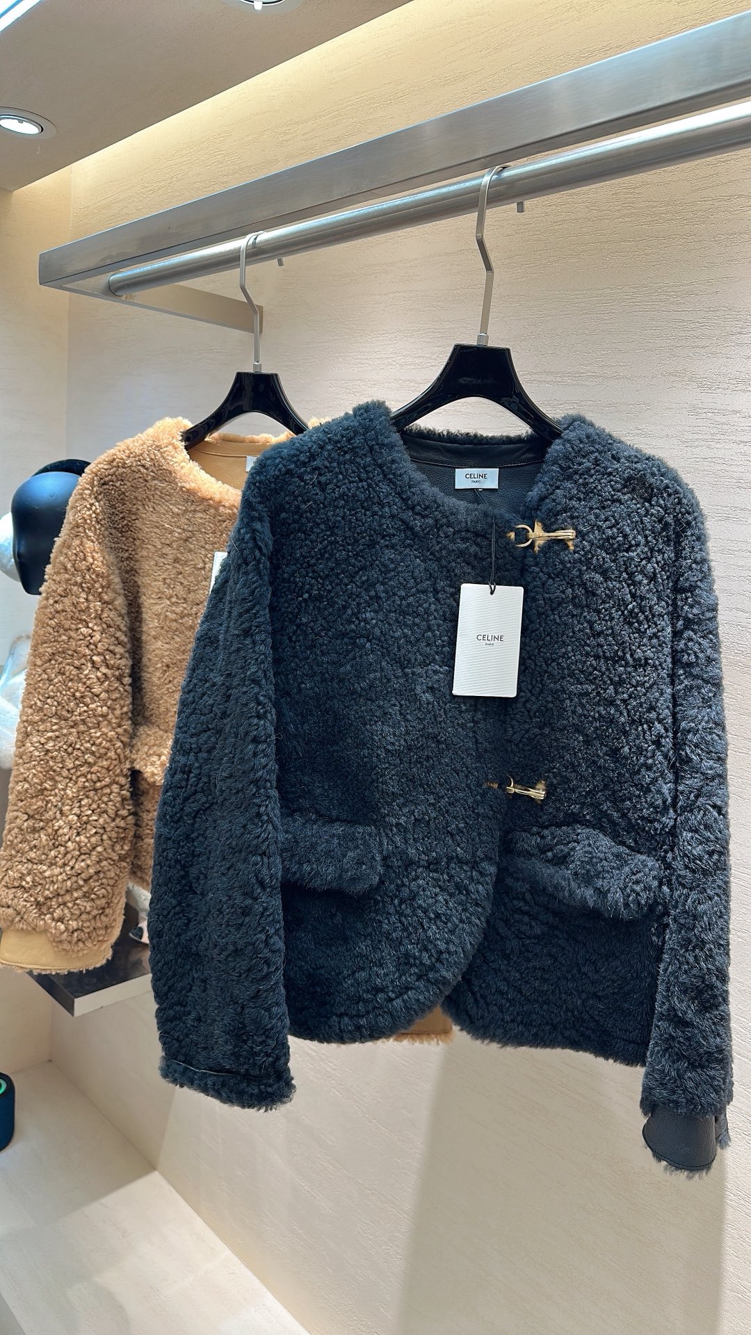 NO:676939,CELINE*25 new style autumn and winter series lamb fur one-piece metal buckle jacket size S M L XL, Celine-clothing, celine, celine, jackets & coats,19860909CELINE*25新款上新 秋冬系列羊羔毛皮毛一体金属扣外套 码数S M L XL,赛琳-服装,celine,celine,jackets & coats,,Women's clothing