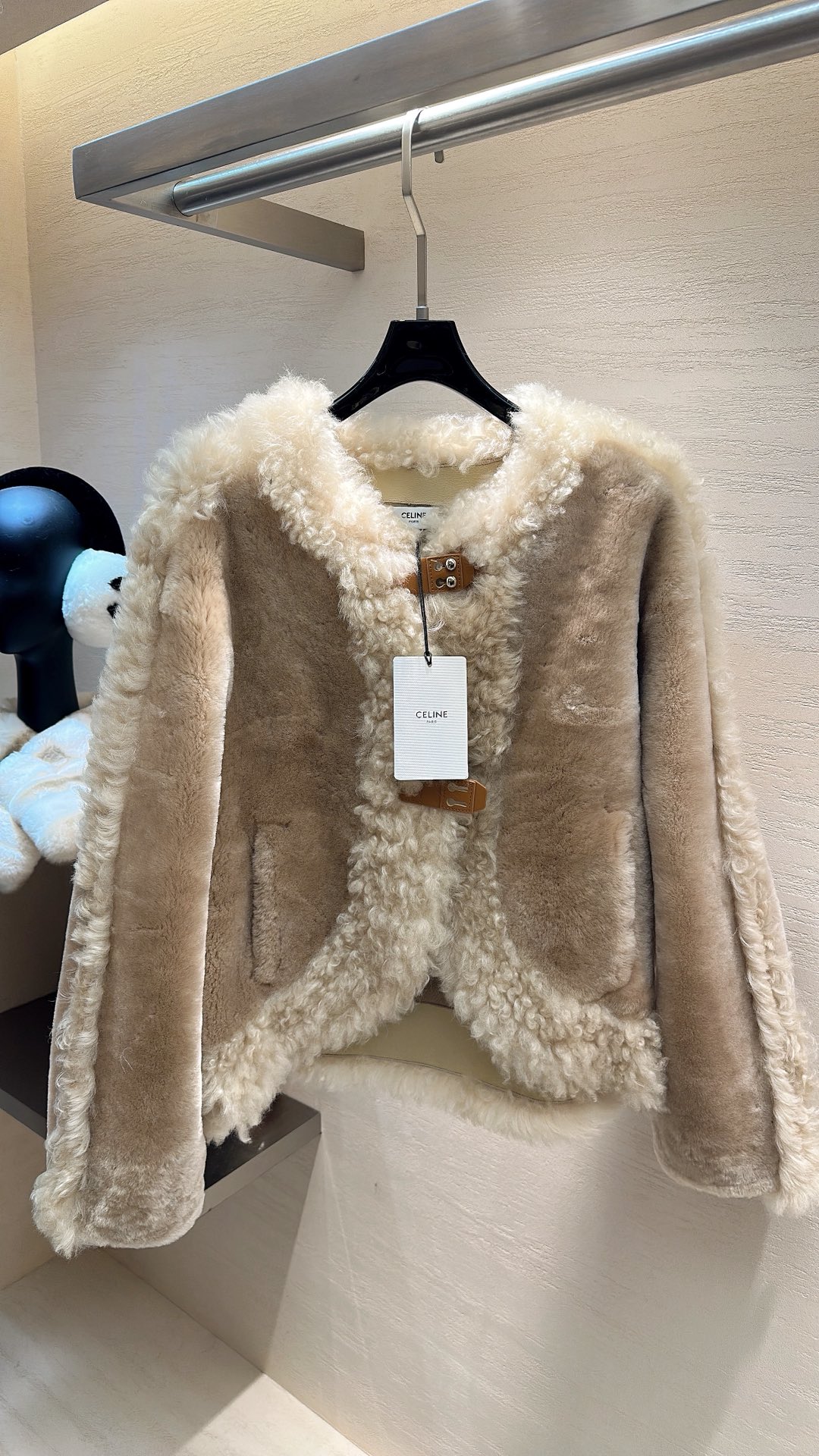 NO:689270,CELINE*25 new style autumn and winter series fur one-piece sheepskin button jacket size S M L XL, Celine-clothing, celine, celine, jackets & coats, sheepskin,19860909CELINE*25新款上新 秋冬系列皮毛一体羊皮扣外套 码数S M L XL,赛琳-服装,celine,celine,jackets & coats,sheepskin,,Women's clothing