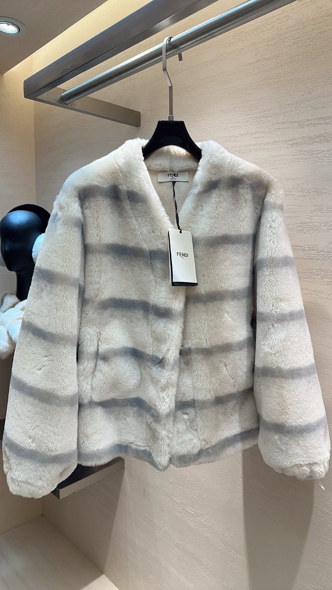 NO:689273,FENDI*25 new style autumn and winter series V-neck environmentally friendly fur coat size S M L, Fendi-clothing, fendi, fendi, jackets & coats,19860909FENDI*25新款上新 秋冬系列V领环保毛皮草外套 码数S M L,芬迪-服装,fendi,fendi,jackets & coats,,Women's clothing