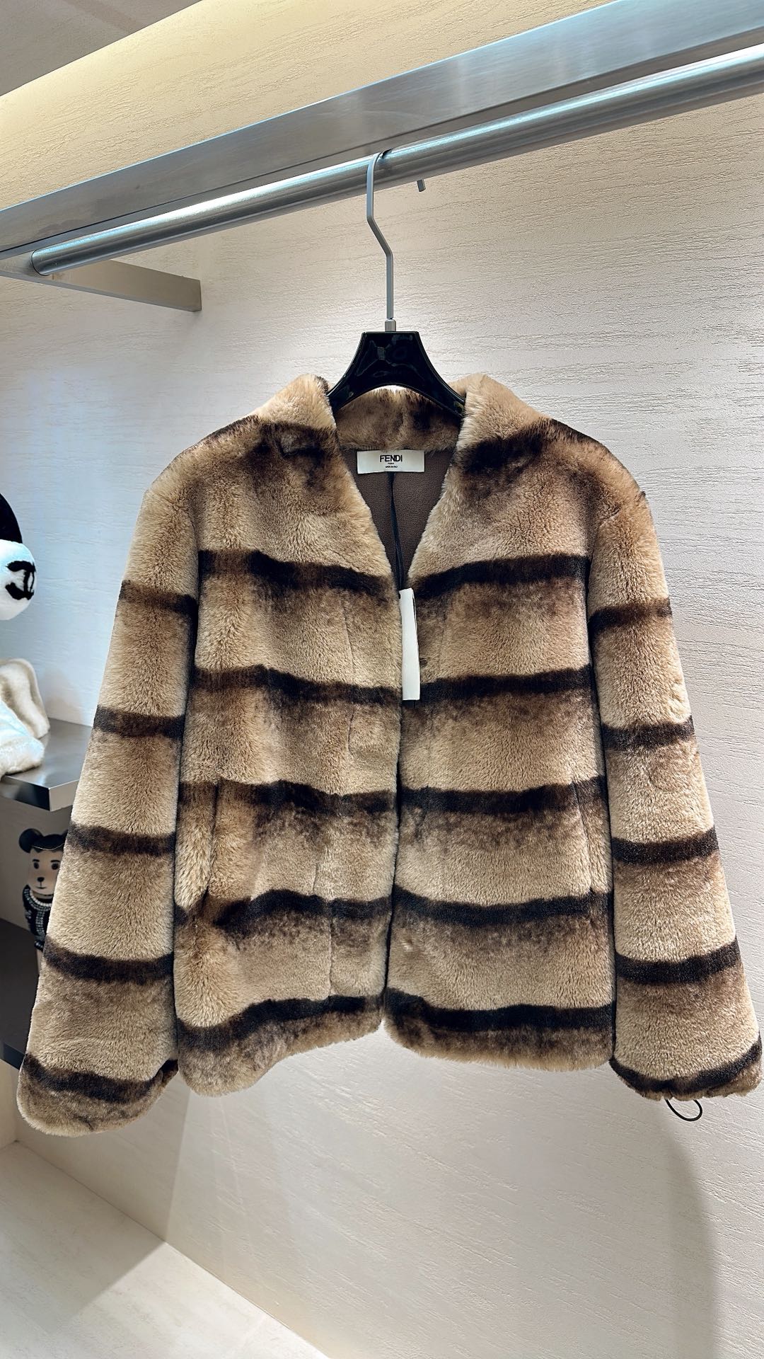 NO:689022,FENDI's V-neck eco-friendly fur is an elegant collision of luxury and sustainability. The gradient stripes are like the artistic blending of melting glacier snow, the V-neck cut outlines the line of the neck, and the soft plush melts into the skin. Wearing it, you are quietly merging the exquisite genes of Italian haute couture with the concept of environmental protection. You can feel the sense of luxury with every move you make, making winter wear both warm and luxurious. Size S M  L, Fendi-clothing,fendi,fendi,19860909FENDI这件V领环保毛皮草,是奢华与可持续的优雅碰撞.渐变条纹如冰川融雪的艺术晕染,V领剪裁勾勒颈间线条,柔糯毛绒触肤即融.穿上它,是将意式高定的精致基因,与环保理念悄然融合,举手投足间,高级感如影随形,让冬日穿搭既拥簇温暖,又自带奢品的格调锋芒 .码数S M L,芬迪-服装,fendi,fendi,,Women's clothing