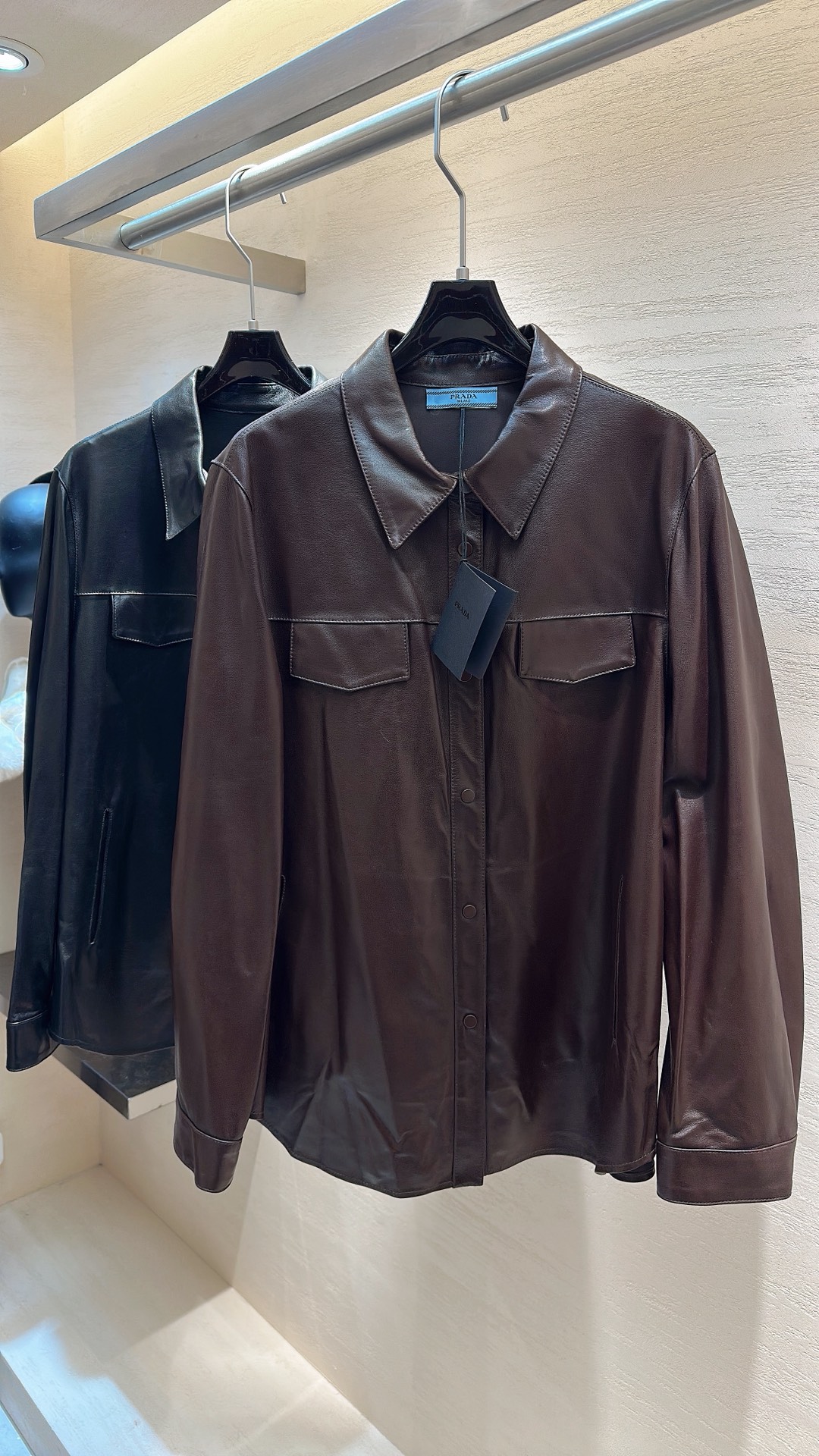 NO:676883,PRADA*25 new style autumn and winter series shirt lapel leather jacket size S M L XL, Prada-clothing, prada, prada, shirts, leather jacket,19860909PRADA*25新款上新 秋冬系列衬衫翻领皮衣 码数S M L XL,普拉达-服装,prada,prada,shirts,leather jacket,,Women's clothing