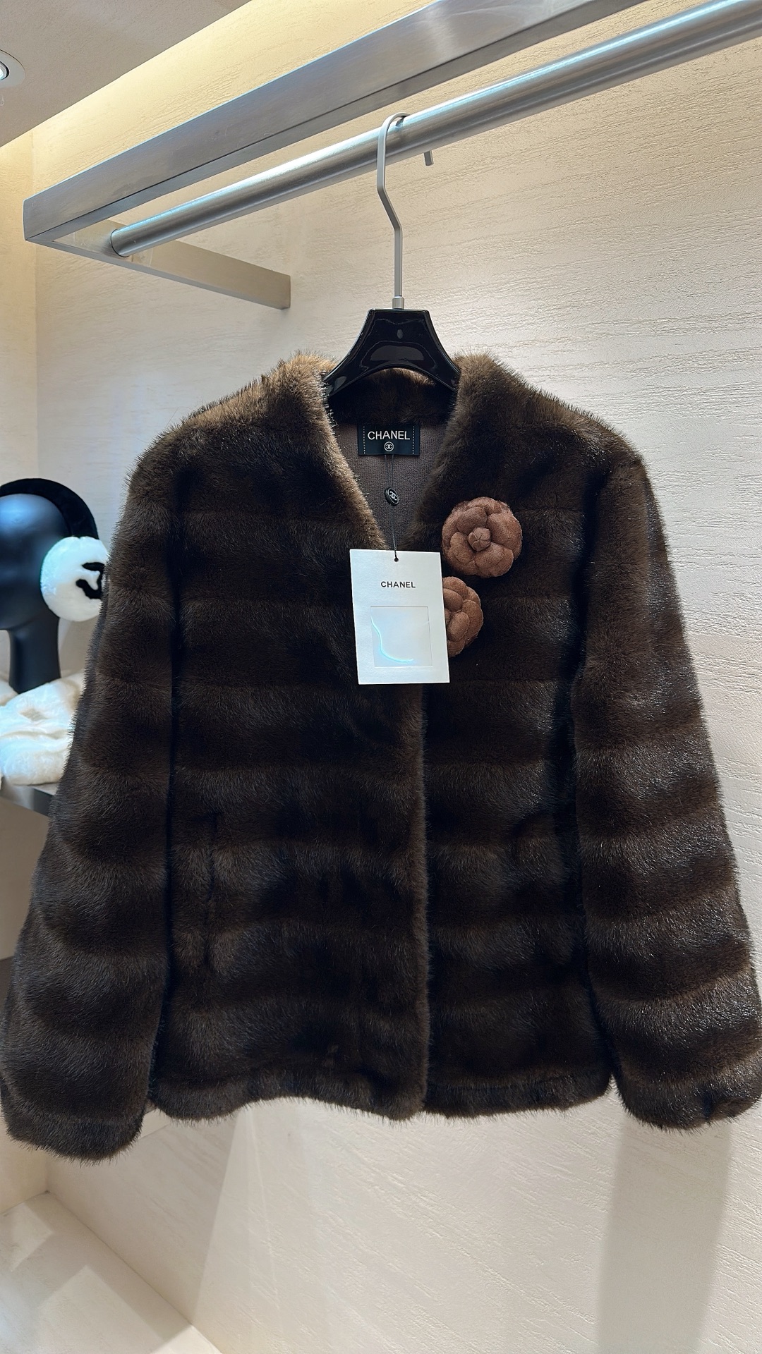 NO:689291,chanel*25 new model, autumn and winter series environmentally friendly mink jacket with camellia brooch, size S M L, Chanel-clothing, chanel, chanel, jackets & coats, brooch, breastpin,19860909chanel*25新款上新 秋冬系列环保水貂外套 配山茶花胸针 码数S M L,香奈儿-服装,chanel,chanel,jackets & coats,brooch，breastpin,,Women's clothing