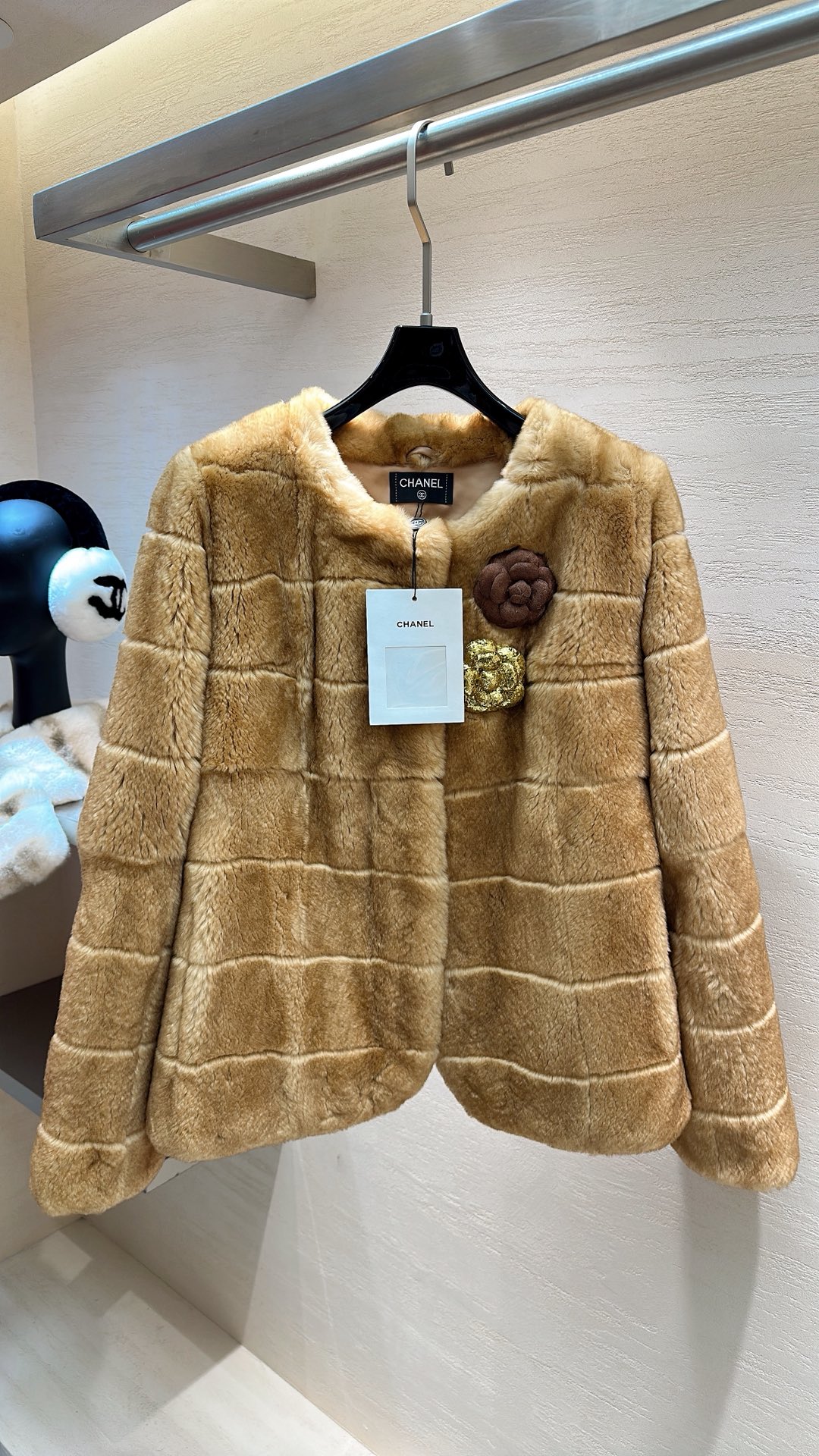 NO:676921,CHANEL*25 New Style Autumn and Winter Series Natural Rex Rabbit Fur Round Neck Jacket with Camellia Brooch Size S M L, Chanel - clothing, chanel, chanel, jackets & coats, brooch, breastpin,19860909CHANEL*25新款上新 秋冬系列天然獭兔毛圆领外套 配山茶花胸针 码数S M L,香奈儿-服装,chanel,chanel,jackets & coats,brooch，breastpin,,Women's clothing