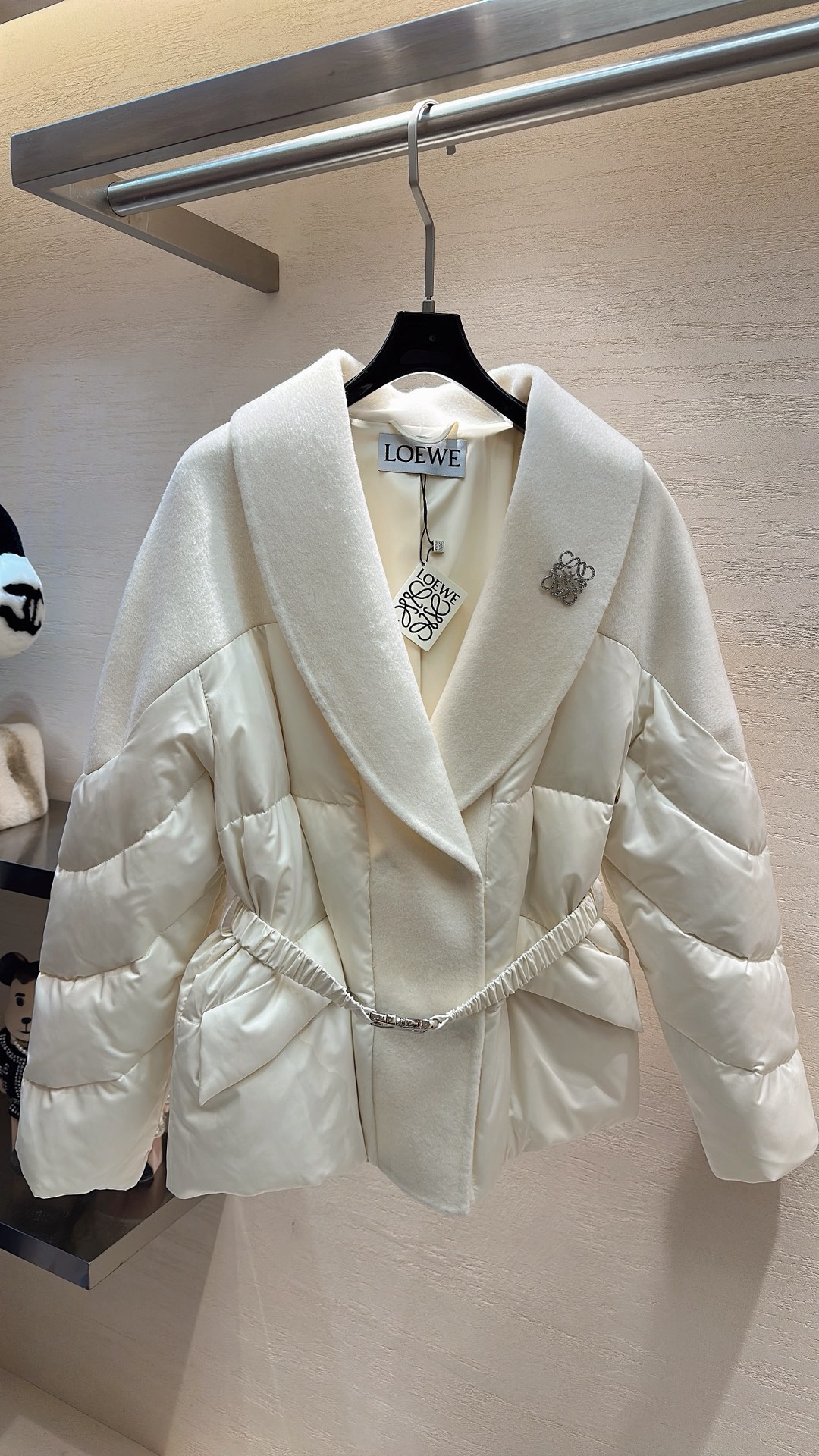 NO:689290,LOEWE*25 new style autumn and winter series thin large lapel goose down jacket size SML, Loewe-clothing, loewe, loewe, jackets & coats,19860909LOEWE*25新款上新 秋冬系列薄款大翻领鹅绒服外套 码数SML,罗意威-服装,loewe,loewe,jackets & coats,,Women's clothing