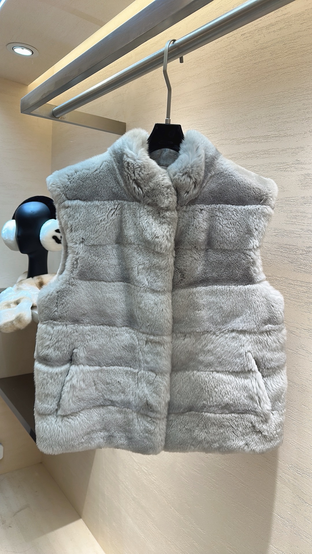 NO:689280,Dior*25 new style autumn and winter series natural rex rabbit fur stand-up collar vest Size S M L, Dior-clothing, dior, dior,19860909Dior*25新款上新 秋冬系列天然獭兔毛立领马甲 码数S M L,迪奥-服装,dior,dior,,Women's clothing