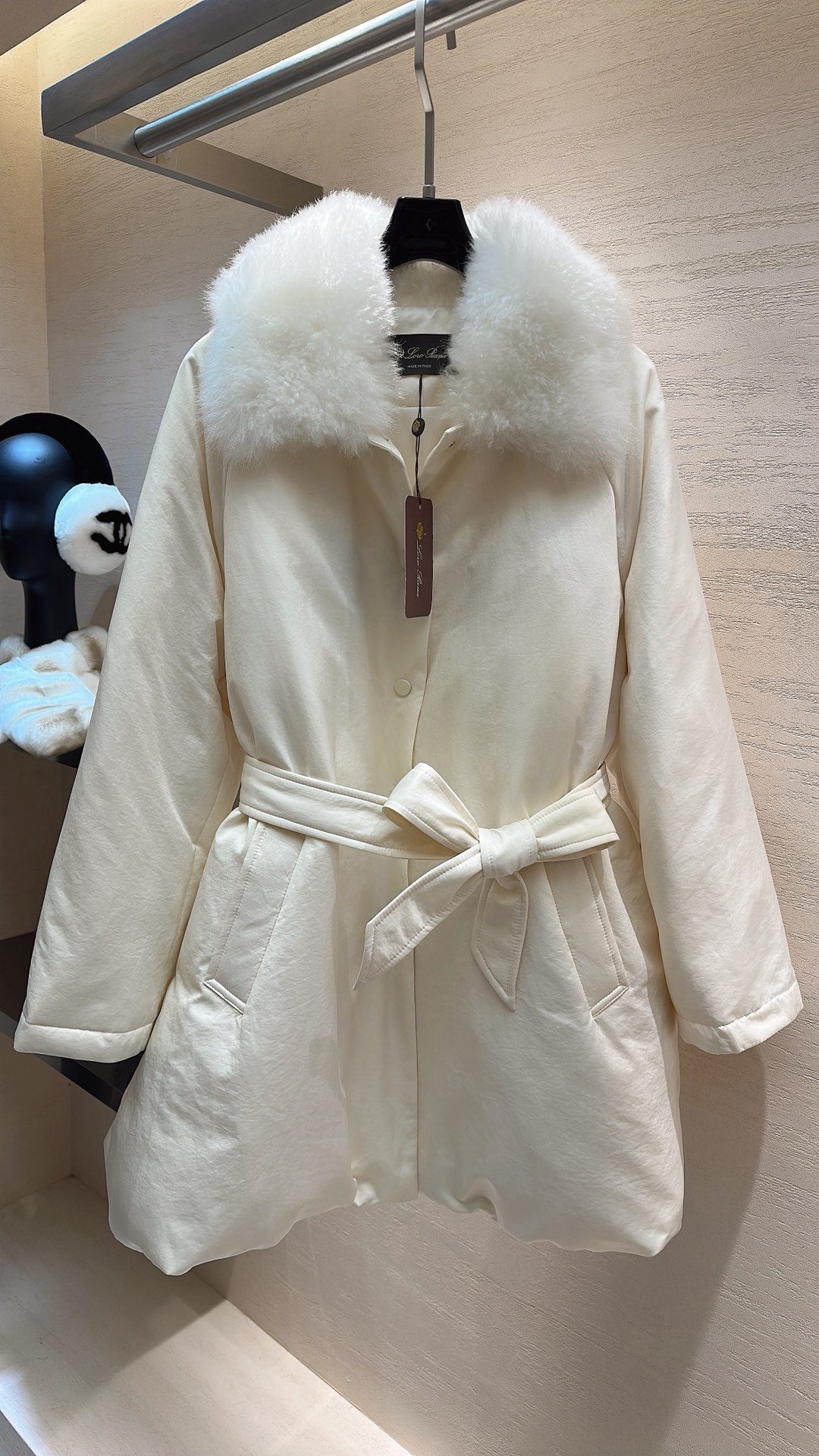 NO:689263,LP*25 new style autumn and winter series lapel white goose down spliced ​​cashmere large fur collar waisted jacket size S M L, women's clothing, loro piana, jackets & coats,19860909LP*25新款上新 秋冬系列翻领白鹅绒拼接山羊绒大毛领收腰外套 码数S M L,女装,loro piana,jackets & coats,,Women's clothing