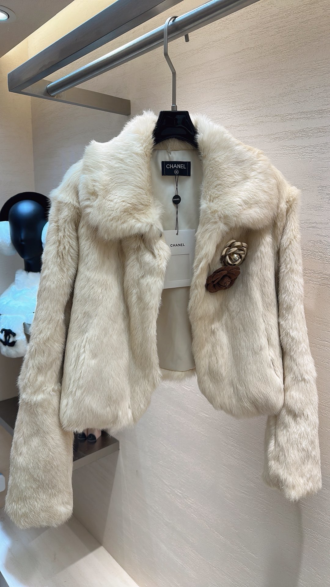 NO:689247,CHANEL*25 new style, autumn and winter series snow rabbit fur lapel short coat with camellia brooch, length 46cm, size S M L, Chanel-clothing, chanel, chanel, jackets & coats, brooch, breastpin,19860909CHANEL*25新款上新 秋冬系列雪兔毛翻领短款外套 配山茶花胸针 衣长46cm 码数S M L,香奈儿-服装,chanel,chanel,jackets & coats,brooch，breastpin,,Women's clothing