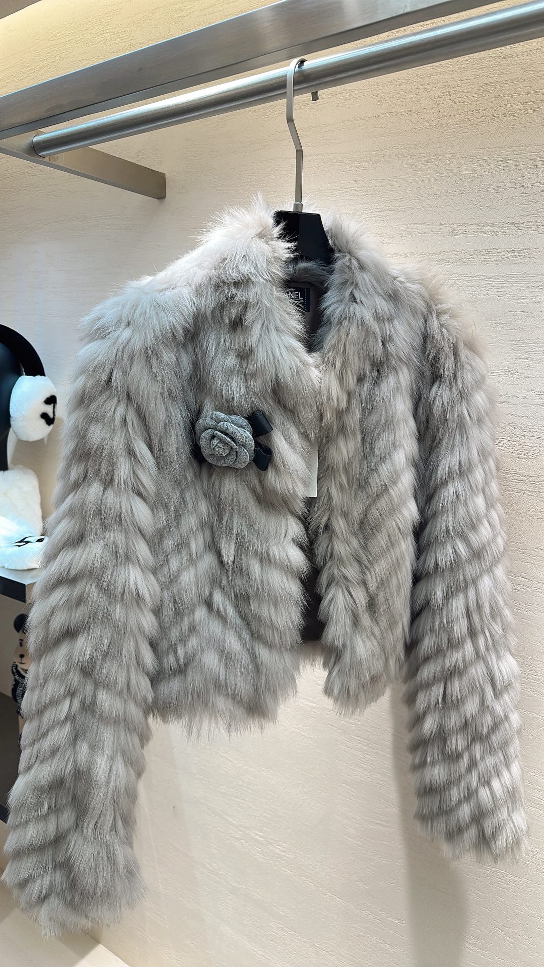 NO:689250,CHANEL*25 new style, autumn and winter series silver fox fur short fur with camellia brooch, length 49Cm, size S M L, Chanel-clothing, chanel, chanel, brooch, breastpin,19860909CHANEL*25新款上新 秋冬系列银狐毛短皮草 配山茶花胸针 衣长49Cm 码数S M L,香奈儿-服装,chanel,chanel,brooch，breastpin,,Women's clothing