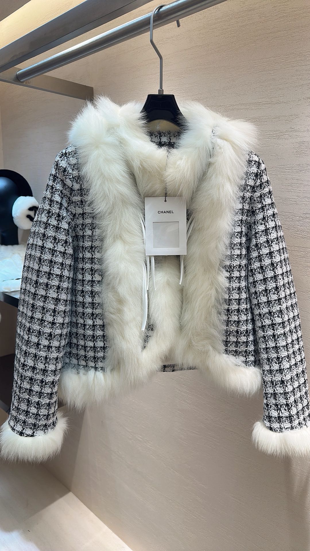 NO:689259,CHANEL*25 new style autumn and winter series tweed fox fur goose down jacket size S M L, Chanel-clothing, chanel, chanel, jackets & coats,19860909CHANEL*25新款上新 秋冬系列粗花呢狐狸毛鹅绒外套 码数S M L,香奈儿-服装,chanel,chanel,jackets & coats,,Women's clothing