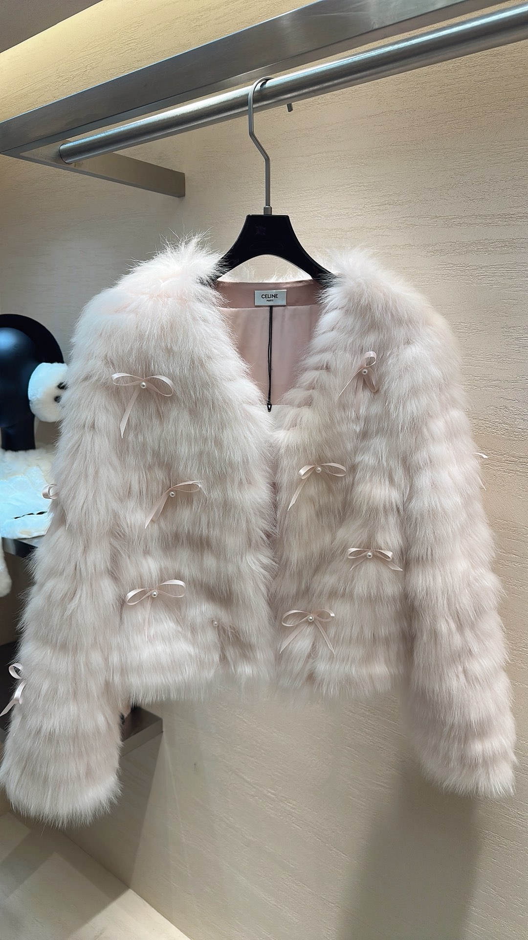 NO:689262,CELINE*25 new style autumn and winter fox fur V-neck jacket, size S M L, Celine-clothing, celine, celine, jackets & coats,19860909CELINE*25新款上新 秋冬狐狸毛皮草V领外套 码数S M L,赛琳-服装,celine,celine,jackets & coats,,Women's clothing