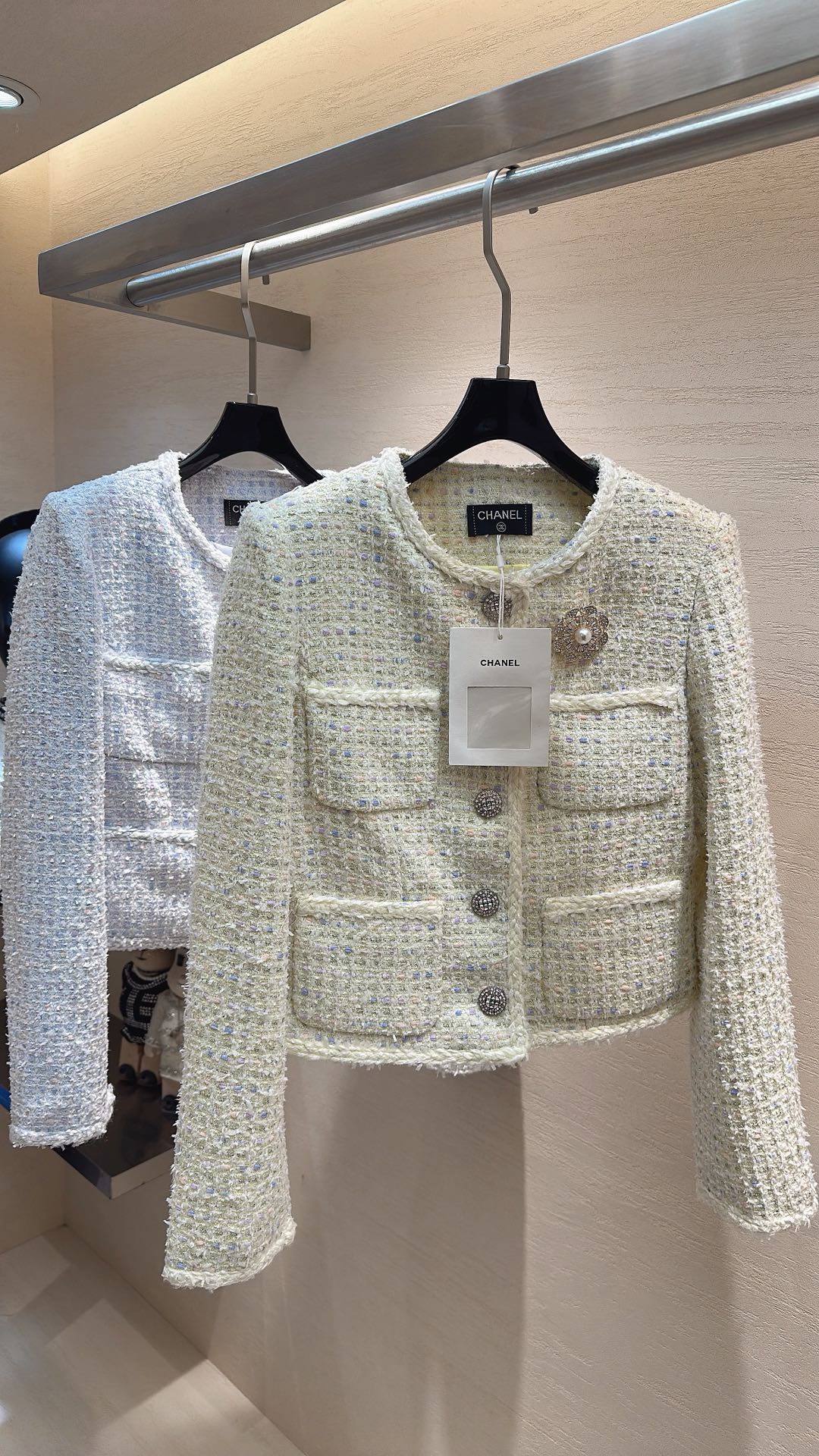 NO:720516,The highest version on the market, the girl inspects the goods, trims the three marks on the threads, and delivers the goods. You can post pictures and take videos. If you want quality or service, please add me on WeChat. We will not accept urgent orders. Chane* Early spring short coat is woven with faintly visible colorful silk threads in pastel colors, as if the clear spring sky has been kneaded into the fabric. Code number 36 38 40, Chanel - Clothing, chanel, chanel, jackets & coats,19860909市面最高版本小妹验货、修剪线头上三标、发货可发图及拍视频,要品质要服务的加我微信,不接急单. Chane*早春短款外套,以柔和色系织入了若隐若现的彩色丝线,如同将春日晴空揉进了衣料 码数36 38 40,香奈儿-服装,chanel,chanel,jackets & coats,,Women's clothing