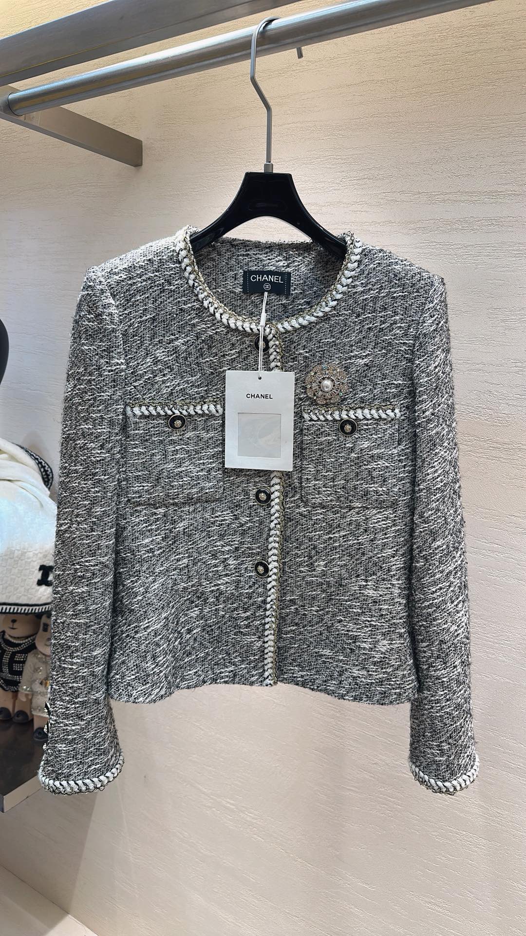 NO:722361,CHANEL classic temperament version. The blended tweed has its own retro genes, the braided piping outlines neat lines, and the pearl brooch on the chest is just the right decoration. When you wear it, you will look like a timeless French socialite. Wear the 'old money style' on your body!  The blended tweed texture has a sense of story, with exquisite piping and metal button details. It is low-key and elegant, and can be used for commuting and banquets. Size number 36 38 40, Chanel-clothing, chanel, chanel, brooch, breastpin,19860909CHANEL经典气质版 混纺粗花呢自带复古基因,编织滚边勾勒利落线条,胸口的珍珠胸针点缀恰到好处,穿上就是永不过时的法式名媛. 把“老钱风”穿在身上！混纺粗花呢肌理自带故事感,精致滚边与金属纽扣细节拉满,低调显贵,通勤赴宴都能轻 码数36 38 40,香奈儿-服装,chanel,chanel,brooch，breastpin,,Women's clothing