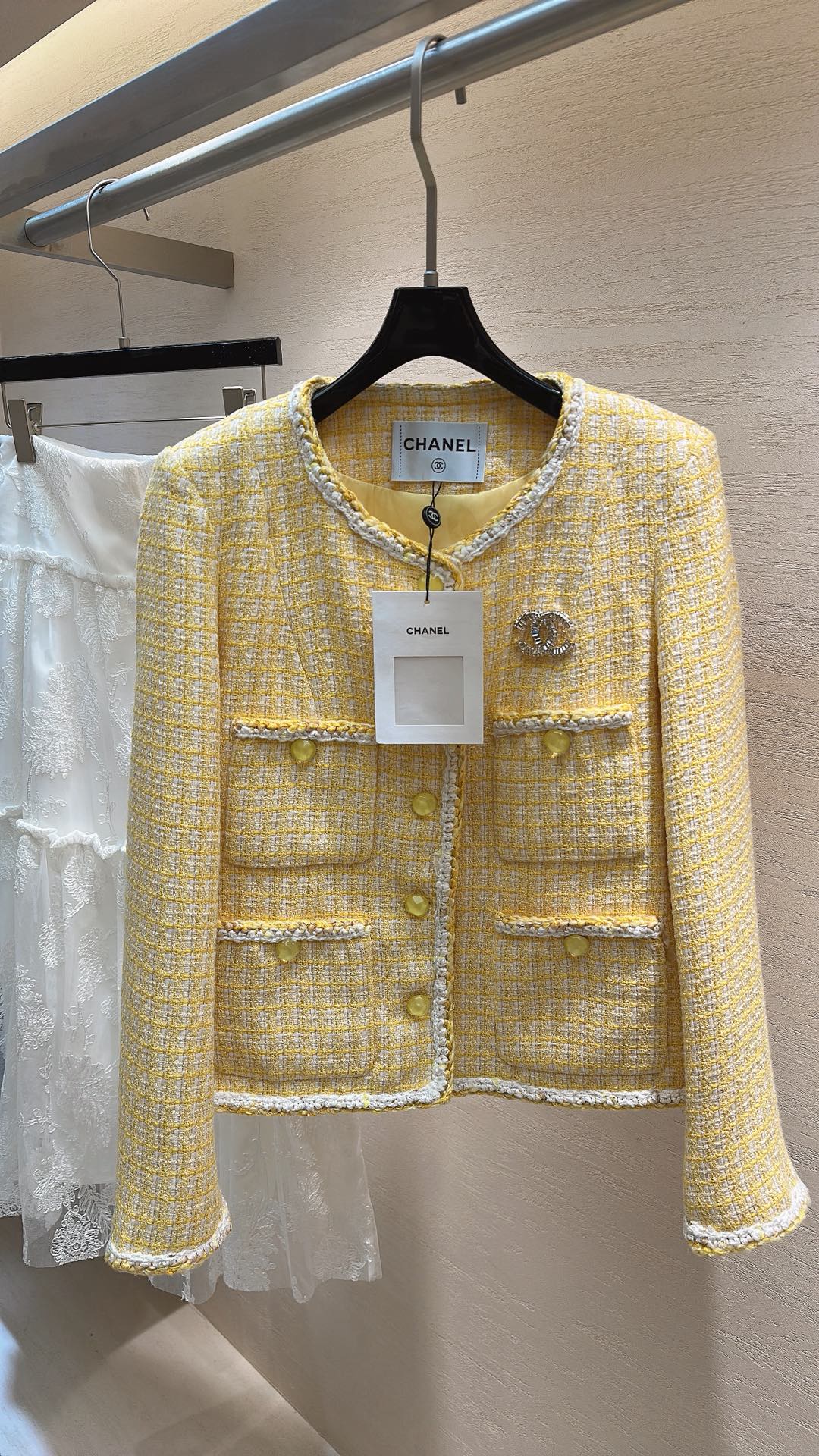 NO:720507,The highest version on the market, the girl will inspect the goods, trim the three marks on the threads, and deliver the goods. You can send pictures and take videos. If you want quality or service, please add me on WeChat. We will not accept urgent orders. CHANEL Limited Edition Spring Warm Sun  The lemon yellow and off-white tweed is like weaving the warmth of spring into the fabric, bringing with it a lively and bright sense of healing. The contrasting raw edges outline a neat outline, the round neck design retains classic elegance, and the double C brooch and buttons of the same color complement each other, giving a natural sense of girliness and luxury. The short silhouette is neat and tall, and is a 'sunshine item' that brightens up a boring wardrobe. Size 36 38  40,Chanel-clothing,chanel,chanel,brooch,breastpin,19860909市面最高版本小妹验货、修剪线头上三标、发货可发图及拍视频,要品质要服务的加我微信,不接急单. CHANEL限定款 春日暖阳 柠檬黄与米白交织的粗花呢,像把春日暖阳织进衣料,自带鲜活明亮的治愈感.撞色毛边勾勒出利落轮廓,圆领设计保留经典优雅,双C胸针与同色系纽扣相映成趣,让少女感与高级感浑然天成.短款廓形利落显高,是点亮沉闷衣橱的「阳光单品」.码数36 38 40,香奈儿-服装,chanel,chanel,brooch，breastpin,,Women's clothing