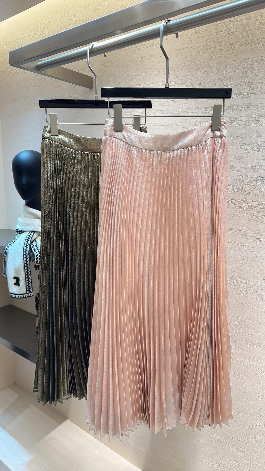 NO:720496,The highest version on the market, the girl inspects the goods, trims the three marks on the threads, and delivers the goods. You can send pictures and videos. If you want quality and service, please add me on WeChat. We will not accept urgent orders. CHANEL streamer pleated skirt comes with delicate and soft pearlescent fabric, which reflects the fine luster at different angles. The light and drape pleated texture has its own sense of air, and you can feel the smooth flow of the fabric with every step. The high-waist design quietly raises the waistline, visually making the legs more slender.  The loose skirt is very tolerant to the figure, and can be easily controlled by both pear and apple-shaped figures. Skirt length 85CM, size 36 38 40, Chanel-clothing, chanel, chanel, skirts,19860909市面最高版本小妹验货、修剪线头上三标、发货可发图及拍视频,要品质要服务的加我微信,不接急单. CHANEL 流光百褶半裙 自带细腻柔光的珠光面料,在不同角度下折射出细碎光泽 轻盈垂坠的百褶肌理,自带空气感,每一步都能感受到面料流动的顺滑. 高腰设计悄悄拔高腰线,视觉上让腿型更修长. 宽松的裙摆对身材包容度极高,无论是梨形还是苹果型身材都能轻松驾驭.裙长85CM 码数36 38 40,香奈儿-服装,chanel,chanel,skirts,,Women's clothing