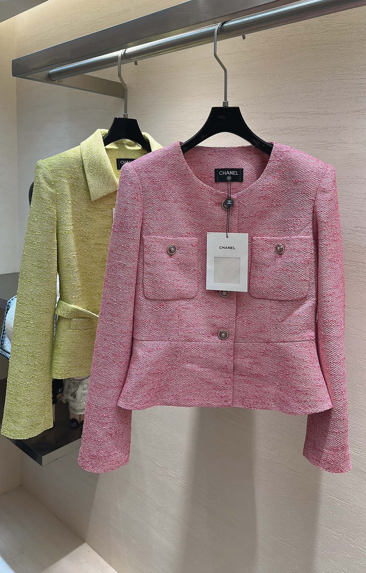 NO:720513,The highest version on the market. The girl inspects the goods, trims the three marks on the threads, and delivers the goods. You can send pictures and videos. If you want quality and service, please add me on WeChat. We will not accept urgent orders. CHANE*The latest spring style It feels like wearing spring cherry blossoms on your body. The shape and color are so beautiful that you can’t speak [Color] The collarless design exposes the slender collarbone. When paired with a skirt or white shirt of the same color, you can easily wear it to create an effortless sense of luxury, gentleness and aura. Size 36 38  40,Chanel-clothing,chanel,chanel,skirts,shirts,19860909市面最高版本小妹验货、修剪线头上三标、发货可发图及拍视频,要品质要服务的加我微信,不接急单. CHANE*最新春款 把春日樱花穿在身上的感觉,版型颜色美到失语[色]无领设计露出纤细锁骨,搭配同色系半裙或白衬衫,都能轻松穿出不费力的高级感,温柔又不失气场. 码数36 38 40,香奈儿-服装,chanel,chanel,skirts,shirts,,Women's clothing