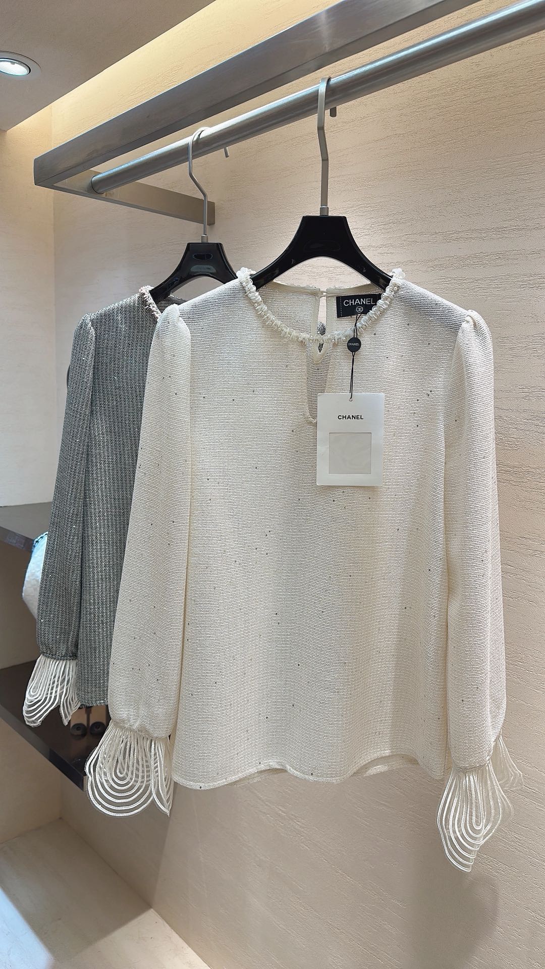 NO:720509,The best version on the market, the girl will inspect the goods, trim the three marks on the threads, and ship the goods. If you want quality or service, please add me on WeChat. I will not accept urgent orders. This fine glitter top from CHANEL is so beautiful that I am speechless.  The textured fabric has a high-end feel, and the fine sparkles blingbling in the sun. The hand-made beading on the neckline and the hollow design on the cuffs are sweet and fairy-like. The slightly transparent texture is looming, gentle and sultry. It can be worn on dates, commuting, and parties. It looks like a pictorial when worn casually, and it is a perfect atmosphere ceiling!  Size 36 38 40, Chanel-clothing,chanel,chanel,19860909市面最高版本小妹验货、修剪线头上三标、发货可发图及拍视频,要品质要服务的加我微信,不接急单. CHANEL这件细闪上衣真的美到失语 肌理感面料自带高级感,细闪在阳光下blingbling的,领口手工订珠和袖口镂空设计又甜又仙,微透的质感若隐若现,温柔又撩人.约会、通勤、聚会都能穿,随便一搭就是画报感,妥妥的氛围感天花板！ 码数36 38 40,香奈儿-服装,chanel,chanel,,Women's clothing