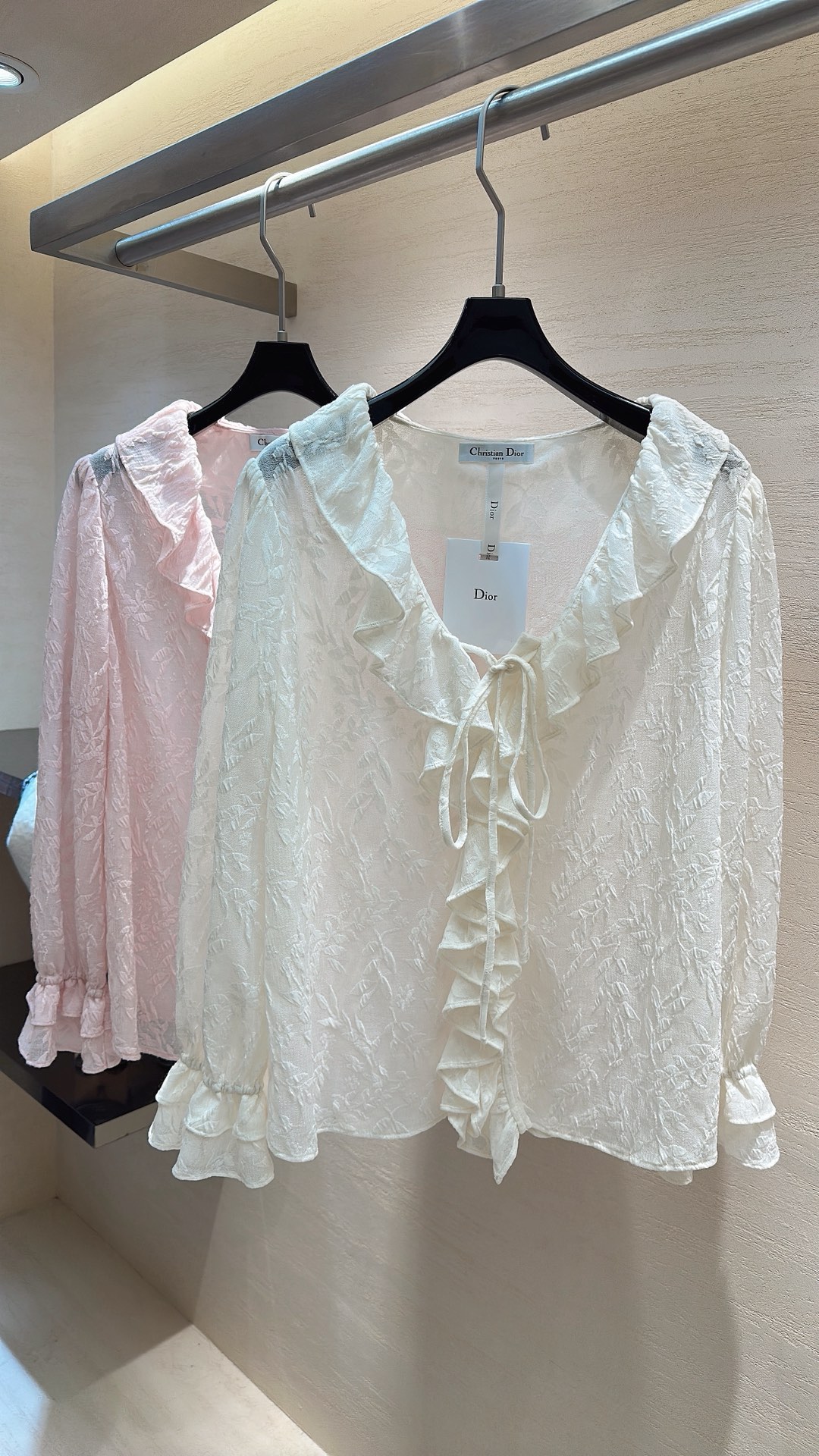 NO:720506,The highest version on the market, the girl will inspect the goods, trim the three marks on the threads, and ship the goods. You can send pictures and take videos. If you want quality or service, please add me on WeChat. We will not accept urgent orders. DIOR latest series  Jacquard top, the stacked ruffles at the V-neck are like flowing pleats, gently wrapping the neck line, and the ruffle design on the cuffs adds a smart retro feel. The slightly transparent fabric is looming, perfectly blending French romance and oriental elegance. It is an 'atmosphere shirt' that can hold all gentle occasions. Size S M L, Dior-clothing, dior, dior,19860909市面最高版本小妹验货、修剪线头上三标、发货可发图及拍视频,要品质要服务的加我微信,不接急单. DIOR 最新系列 提花上衣,V领处的层叠荷叶边如流动的褶皱,温柔包裹颈部线条,袖口的荷叶边设计则增添了灵动的复古感.微透的面料若隐若现,将法式浪漫与东方雅致完美融合,是能hold住所有温柔场合的“氛围感战袍”. 码数S M L,迪奥-服装,dior,dior,,Women's clothing