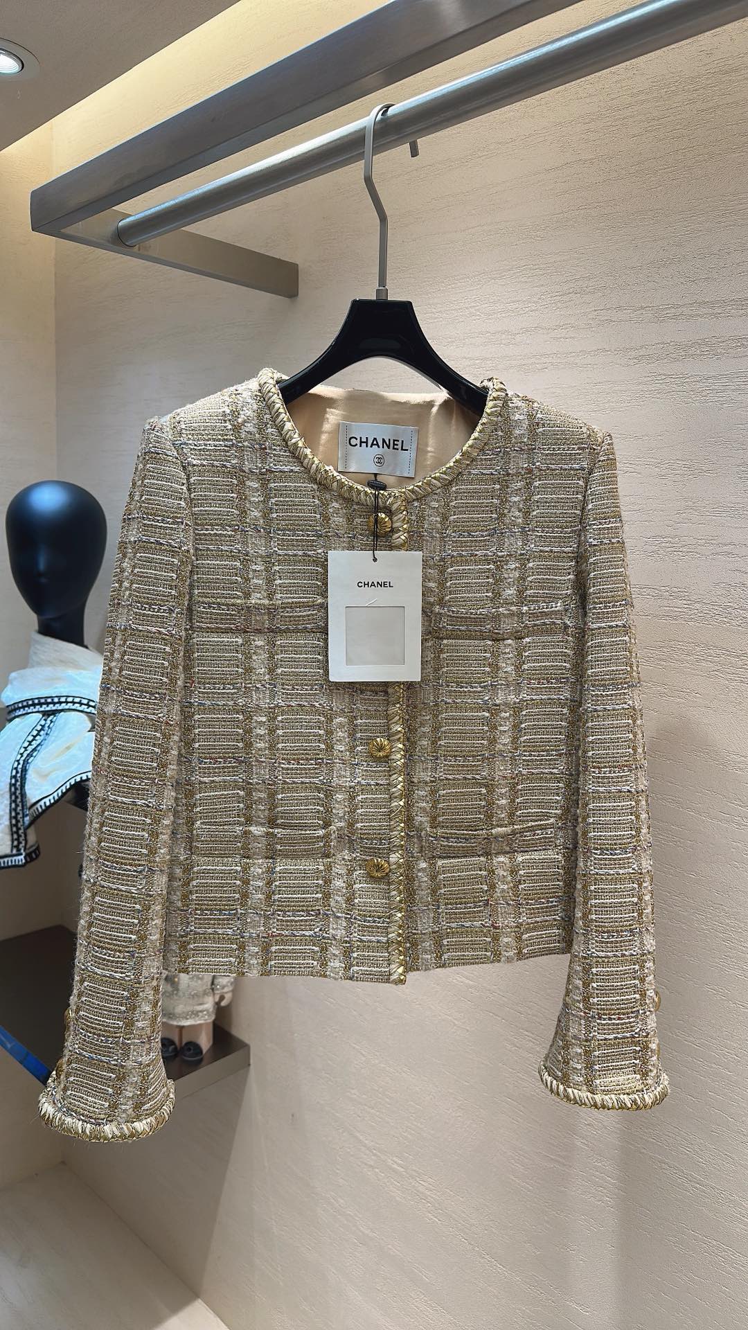 NO:722350,Gilt scented jacket · The choice of luxury and elegance. The tweed imported from Italy is selected, interwoven with glitter yarn and off-white base. The delicate luster flows under the light, and every inch reveals the exquisite sense of advanced customization. Size 36 38 40, Chanel - clothing, chanel, jackets & coats,19860909鎏金香风外套 · 奢雅之选 甄选意大利进口粗花呢,交织金葱纱线与米白基底,在光线下流转细腻光泽,每一寸都透着高级定制的精致感. 码数36 38 40,香奈儿-服装,chanel,jackets & coats,,Women's clothing