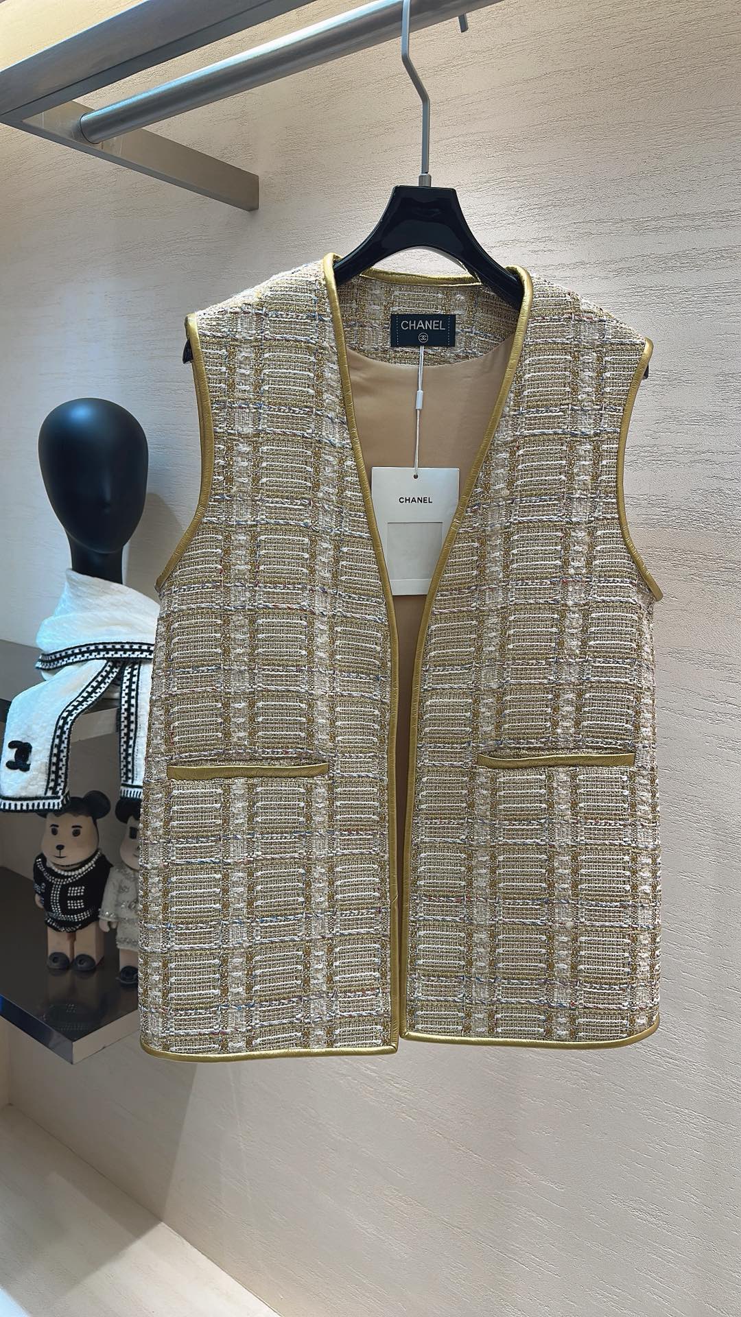 NO:722352,Gilt tweed vest · The choice of luxury and elegance. The tweed imported from Italy is interwoven with glitter yarn and off-white base, and the delicate luster flows under the light. Every inch reveals the exquisite feeling of haute couture. The gilt tweed vest welds the sense of luxury to the body. Chanel's gold is low-key luxury and timeless elegance. A vest can unlock N kinds of outfits and is a universal C-position in the wardrobe. Code number 36  38 40,Chanel-clothing,chanel,19860909鎏金叠穿马甲 · 奢雅之选 甄选意大利进口粗花呢,交织金葱纱线与米白基底,在光线下流转细腻光泽 每一寸都透着高级定制的精致感. 鎏金粗花呢马甲,把高级感焊在身上 香奈儿的金,是低调的奢,是永不过时的优雅,一件马甲,解锁N种穿搭,是衣橱里的万能C位 码数36 38 40,香奈儿-服装,chanel,,Women's clothing