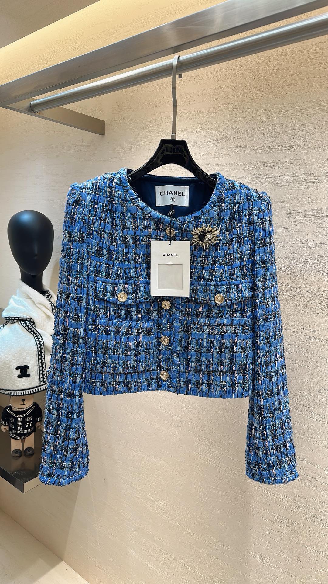 NO:722348,Cobalt Blue Starburst Tweed Jacket · Elegant and sharp. The tweed imported from Italy is selected. The cobalt blue main tone is intertwined with black, pink and silver onion yarns. The texture is fluffy but stiff and stylish. It shines like a star in the light. Every inch reveals the delicacy and power of high-end.  The classic round neck unbuttoned placket, with four pockets and handmade raw edges, the neat short cut optimizes body proportions; the golden embossed buttons echo the brooch, perfectly integrating Chanel-style elegance and edge. Size 36 38 40, Chanel - clothing, chanel, jackets & coats, brooch, breastpin,19860909钴蓝星芒粗花呢外套 · 优雅锋芒 甄选意大利进口粗花呢,钴蓝主调交织黑、粉、银葱纱线,肌理蓬松却挺括有型,在光线下如星芒般闪烁,每一寸都透着高定级的精致与力量. 经典圆领无扣门襟,搭配四口袋与手工毛边,利落短款剪裁优化身材比例；金色浮雕纽扣与胸针遥相呼应,将香奈儿式的优雅与锋芒完美融合. 码数36 38 40,香奈儿-服装,chanel,jackets & coats,brooch，breastpin,,Women's clothing