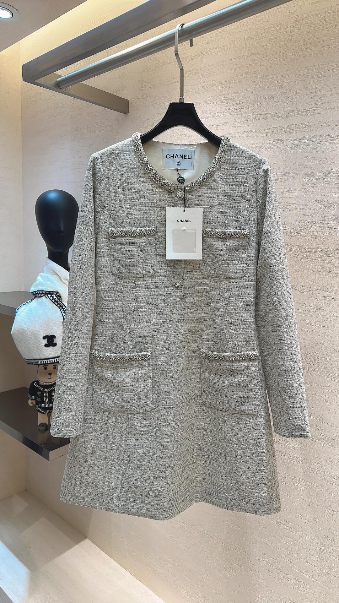 NO:722365,Star diamond silver gray thin tweed dress · Elegant and poetic. The classic round neck is paired with hand-beaded trim. The four pockets echo Chanel's iconic design. The neat straight cut modifies the body shape. The diamond-embellished buttons of the same series echo the pocket trim, perfectly integrating low-key luxury and elegance. Size 36 38 40, Chanel - Clothing, chanel, skirts,19860909星钻银灰轻薄粗花呢连衣裙 · 优雅如诗 经典圆领搭配手工钉珠镶边,四口袋呼应香奈儿标志性设计,利落直筒剪裁修饰身形；同系列钻饰纽扣与口袋镶边遥相呼应,将低调奢华与优雅气质完美融合. 码数36 38 40,香奈儿-服装,chanel,skirts,,Women's clothing