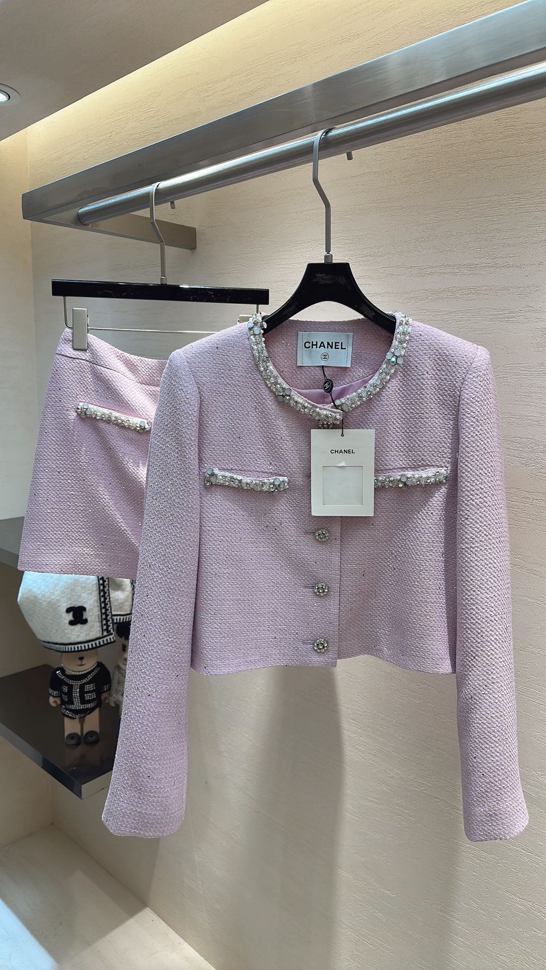 NO:722363,CHANEL's sweet and luxurious style selects custom-made matte powder blended tweed, with a fine rhombus texture, woven into invisible silver onion yarn, which glows with soft pearlescent light under natural light, and has the texture and weight of high-end ready-to-wear.  Classic round neck short jacket, hand-embellished crystal diamond ornaments outline the collar and pocket edges, diamond buttons echo the diamond ornaments, full of sophistication; high-waisted short skirt fits the waistline, neat A-line tailoring elongates the leg proportions, the whole set hides the flesh and looks slim, suitable for a variety of body shapes. Size 36 38 40 set, Chanel - clothing, chanel, chanel, skirts, jackets & coats,19860909CHANEL甜奢千金风 甄选定制雾粉混纺粗花呢,肌理呈细腻菱格纹,织入隐形银葱纱线,在自然光下泛着柔和珠光,自带高定成衣的质感与分量. 经典圆领短款外套,手工镶嵌水晶钻饰勾勒领口与口袋边缘,钻扣与钻饰呼应,精致感拉满；高腰短款半裙贴合腰线,利落A字剪裁拉长腿部比例,整套版型藏肉显瘦,适配多种身形. 码数36 38 40 一套,香奈儿-服装,chanel,chanel,skirts,jackets & coats,,Women's clothing