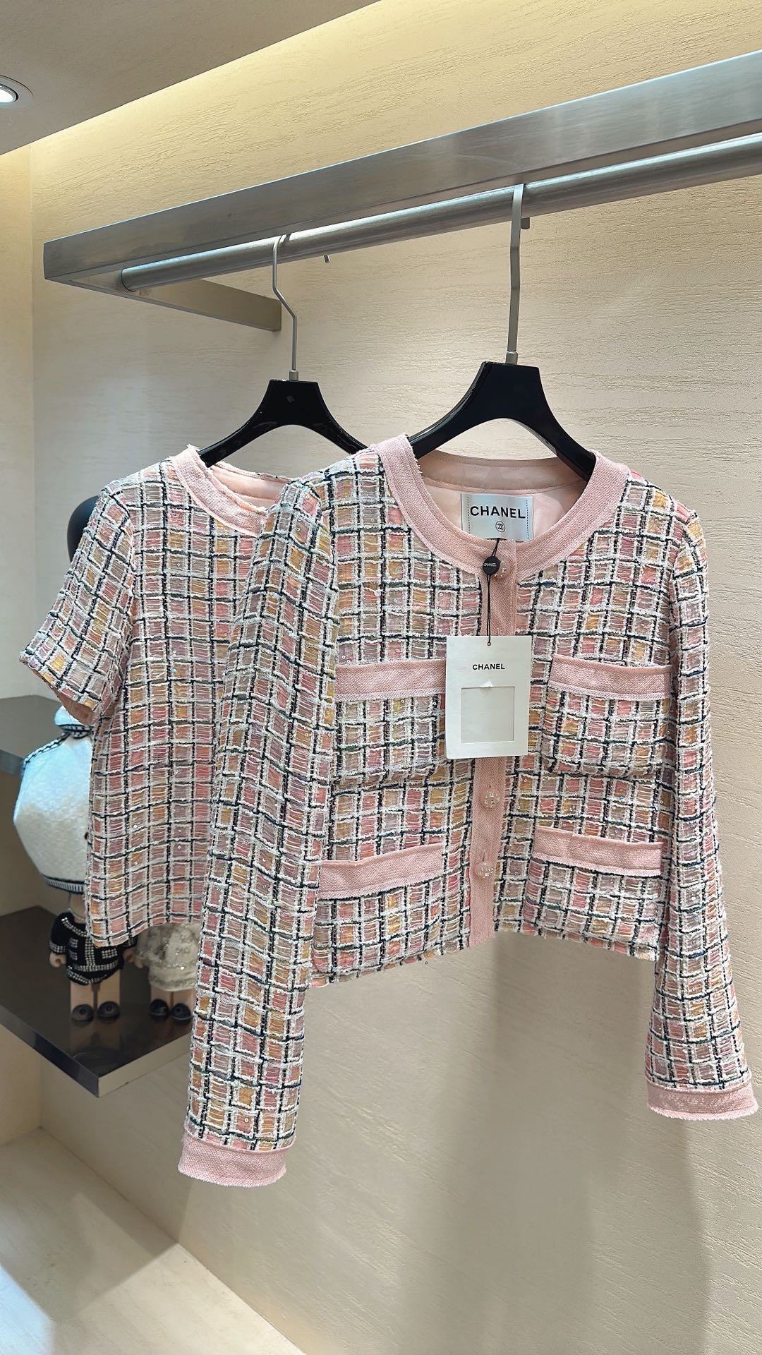 NO:722357,CHANE* pink-toned plaid customization is intertwined with soft-colored plaid patterns of pink, rice and gold. The surface is embedded with fine sequins, which glow delicately under the light. It feels soft and waxy yet stiff, with a light and luxurious texture. Classic round neck + short cut, neatly modify the figure, pink knitted binding echoes with the placket and pockets, and four pearl buttons are embellished. It is gentle and delicate, easily creating a 'rich rich daughter' atmosphere. Size 36  38 40,Chanel-clothing,chanel,chanel,19860909CHANE*粉调格纹定制 交织着粉、米、金的柔彩格纹,表面嵌有细碎亮片,在光线下泛着细腻光泽,触感软糯却不失挺括度,自带轻奢肌理. 经典圆领+短款剪裁,利落修饰身形,粉色针织包边与门襟、口袋呼应,四颗珍珠纽扣点缀其间,温柔中透着精致,轻松打造“财阀千金”氛围感. 码数36 38 40,香奈儿-服装,chanel,chanel,,Women's clothing