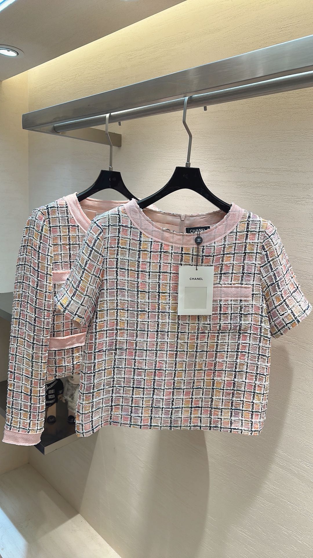 NO:722359,CHANE* pink-toned plaid custom short-sleeved top is made of blended tweed, with a soft plaid pattern of pink, rice and gold. The surface is embedded with fine sequins, which glow delicately under the light. It is soft and waxy yet stiff, with a light and luxurious texture. Classic round neck + short cut, neatly modify the body shape, pink knitted edges echo the pockets, and the middle back zipper design is easy to put on and take off. It is gentle and delicate, easily creating a 'rich rich girl' atmosphere.  It can be paired with a skirt of the same color to create a sweet ladylike style, or it can be layered with a white T and jeans to create a sense of daily commuting. It is the 'universal temperament' in the spring and summer wardrobe. Size 36 38 40, Chanel - clothing, chanel, chanel, skirts, jeans, T-shirt,19860909CHANE*粉调格纹定制短袖上衣 精选混纺粗花呢,交织粉、米、金的柔彩格纹,表面嵌有细碎亮片,在光线下泛着细腻光泽,软糯却不失挺括度,自带轻奢肌理. 经典圆领+短款剪裁,利落修饰身形,粉色针织包边与口袋呼应,后中拉链设计方便穿脱,温柔中透着精致,轻松打造“财阀千金”氛围感. 既可搭配同色系半裙打造甜系名媛风,也能叠穿白T与牛仔裤解锁日常通勤感,是春夏衣橱里的“万能气质担当” 码数36 38 40,香奈儿-服装,chanel,chanel,skirts,jeans,T-shirt,,Women's clothing
