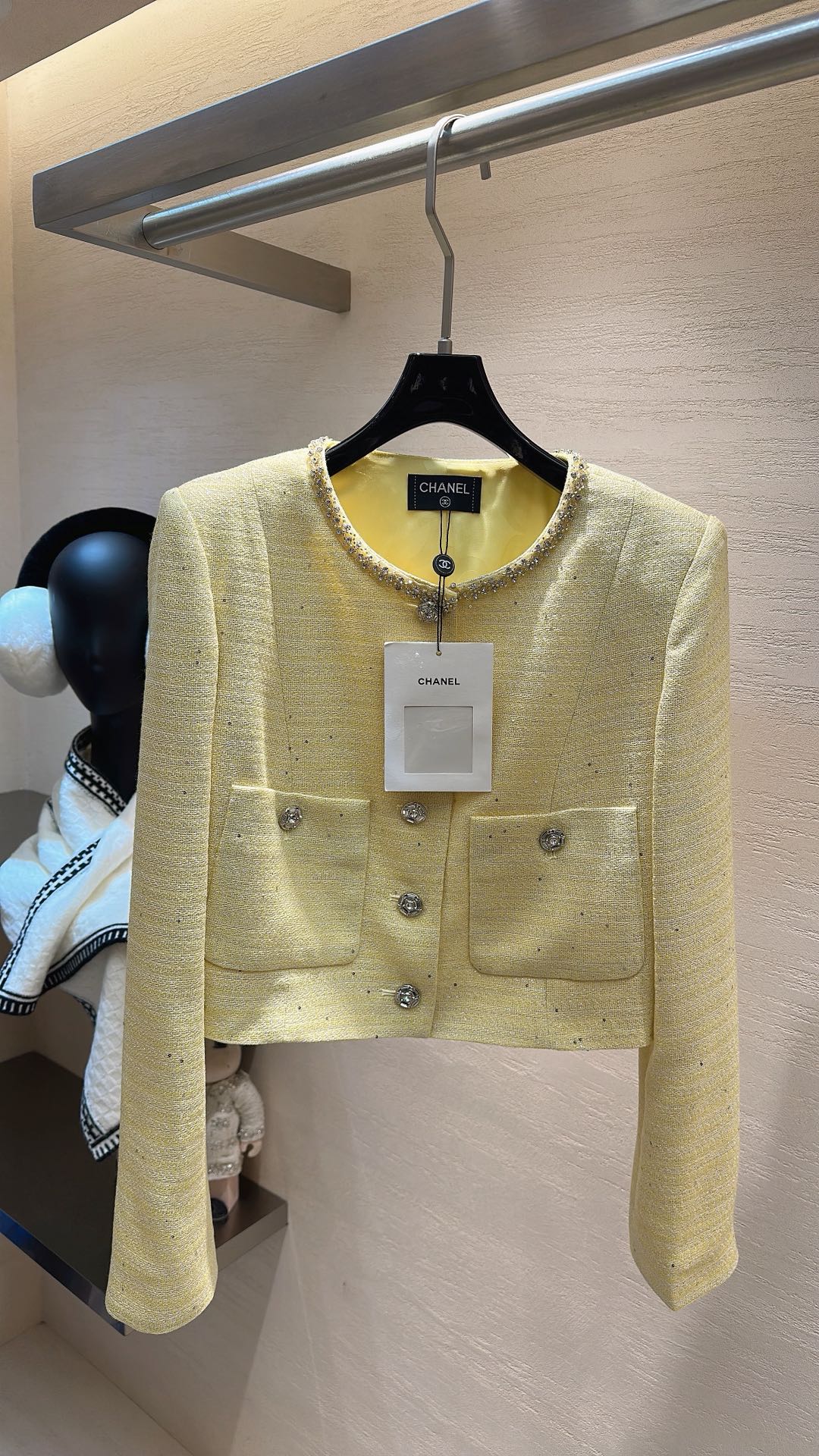 NO:722353,CHANE* gilt milk yellow short jacket is made of high-count blended tweed, blended with gold and silver thread weaving technology, and presents a delicate gilt luster under natural light; the bright yellow tone is gentle and not picky, and comes with a 'creamy nobility' filter. The crisp fabric texture makes the silhouette more skinny.  Classic round neck style, the collar is inlaid with hand-strung diamond chains, full of sophistication; short high waistline tailoring, optimized 37/30 ratio, with embossed rhinestone buttons and square patch pockets, diamond-embellished cuffs echo the placket, and the details are luxurious. Code number 36 38 40, Chanel - Clothing, chanel, chanel, jackets & coats,19860909CHANE* 鎏金奶黄短外套 甄选高支混纺粗花呢,融入金银丝编织工艺,在自然光下呈现细腻的鎏金光泽；嫩黄色调温柔不挑皮,自带“奶油贵气”滤镜,挺括的面料肌理让版型更具骨感. 经典圆领版型,领口镶嵌手工串钻链条,精致感拉满；短款高腰线剪裁,优化三七分比例,搭配浮雕水钻纽扣与方形贴袋,袖口钻饰收口呼应门襟,细节处尽显奢华 码数36 38 40,香奈儿-服装,chanel,chanel,jackets & coats,,Women's clothing