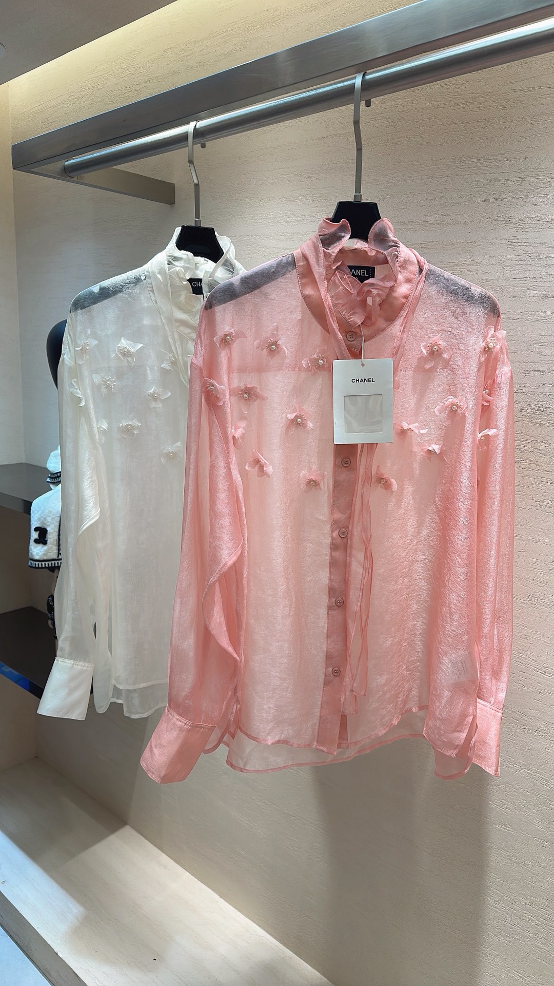 NO:722351,CHANE* Luxurious three-dimensional flower diamond shirt has a soft light and mist feel. It is as thin as wings but draped and stylish. The micro-transparent texture has a breathable feeling, which is delicate and not stuffy. It is the 'second skin' in spring. The handmade three-dimensional organza flowers are scattered at random, and the stamens are decorated with fine diamonds, which reflect the fine luster under the light. The ruffled stand-up collar has a soft focus filter, loose shoulder sleeves modify the arm lines, and a single row of mother-of-pearl buttons hides sophistication. Size 36  38 40,Chanel-clothing,chanel,chanel,shirts,19860909CHANE* 仙奢立体花钻衬衫 自带柔光雾感,轻薄如翼却垂坠有型,微透肌理自带呼吸感,贴肤细腻不闷,春日里的“第二层肌肤”. 手工立体欧根纱花朵错落分布,花蕊处点缀细钻,在光下折射细碎光泽；荷叶边立领自带柔焦滤镜,宽松落肩袖修饰手臂线条,单排贝母纽扣暗藏精致. 码数36 38 40,香奈儿-服装,chanel,chanel,shirts,,Women's clothing