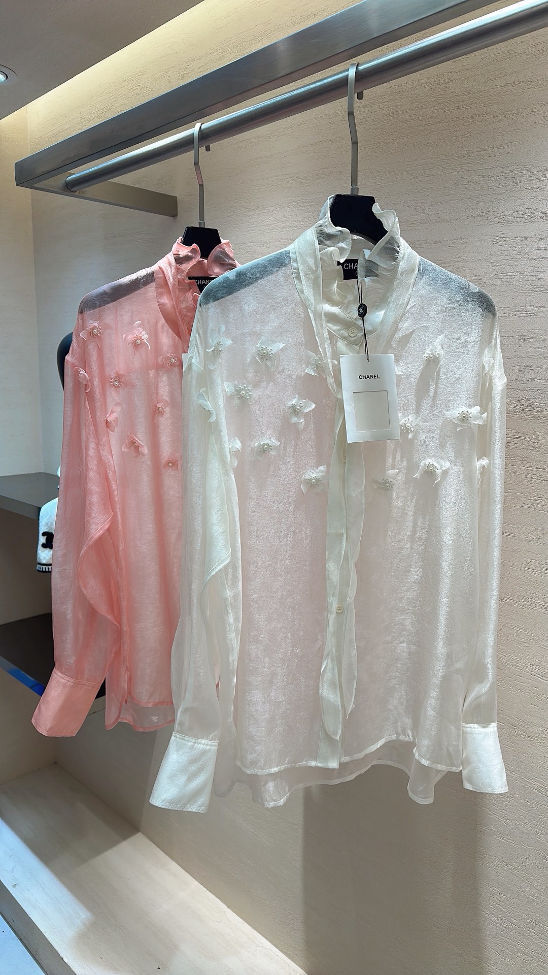 NO:722360,CHANE* Luxurious three-dimensional flower diamond shirt has a soft light and mist feel. It is as thin as wings but draped and stylish. The micro-transparent texture has a breathable feeling, which is delicate and not stuffy. It is the 'second skin' in spring. The handmade three-dimensional organza flowers are scattered at random, and the stamens are decorated with fine diamonds, which reflect the fine luster under the light. The ruffled stand-up collar has a soft focus filter, loose shoulder sleeves modify the arm lines, and a single row of mother-of-pearl buttons hides sophistication. Size 36  38 40,Chanel-clothing,chanel,chanel,shirts,19860909CHANE* 仙奢立体花钻衬衫 自带柔光雾感,轻薄如翼却垂坠有型,微透肌理自带呼吸感,贴肤细腻不闷,春日里的“第二层肌肤”. 手工立体欧根纱花朵错落分布,花蕊处点缀细钻,在光下折射细碎光泽；荷叶边立领自带柔焦滤镜,宽松落肩袖修饰手臂线条,单排贝母纽扣暗藏精致. 码数36 38 40,香奈儿-服装,chanel,chanel,shirts,,Women's clothing