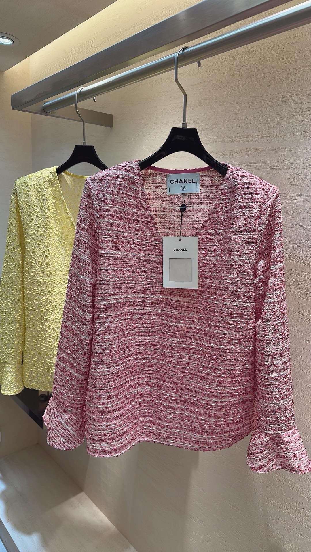 NO:722358,CHANE* Sunshine in Spring: The three-dimensional diamond texture dazzles in the sun. The V-neck + slightly flared cuffs directly fill the atmosphere, and the spring vitality is captured!  Size 36 38 40, Chanel-clothing,chanel,chanel,19860909CHANE*春日里的阳光 立体碎钻肌理在阳光下blingbling的,V领+微喇袖口直接把氛围感拉满,春日元气感拿捏了！码数36 38 40,香奈儿-服装,chanel,chanel,,Women's clothing